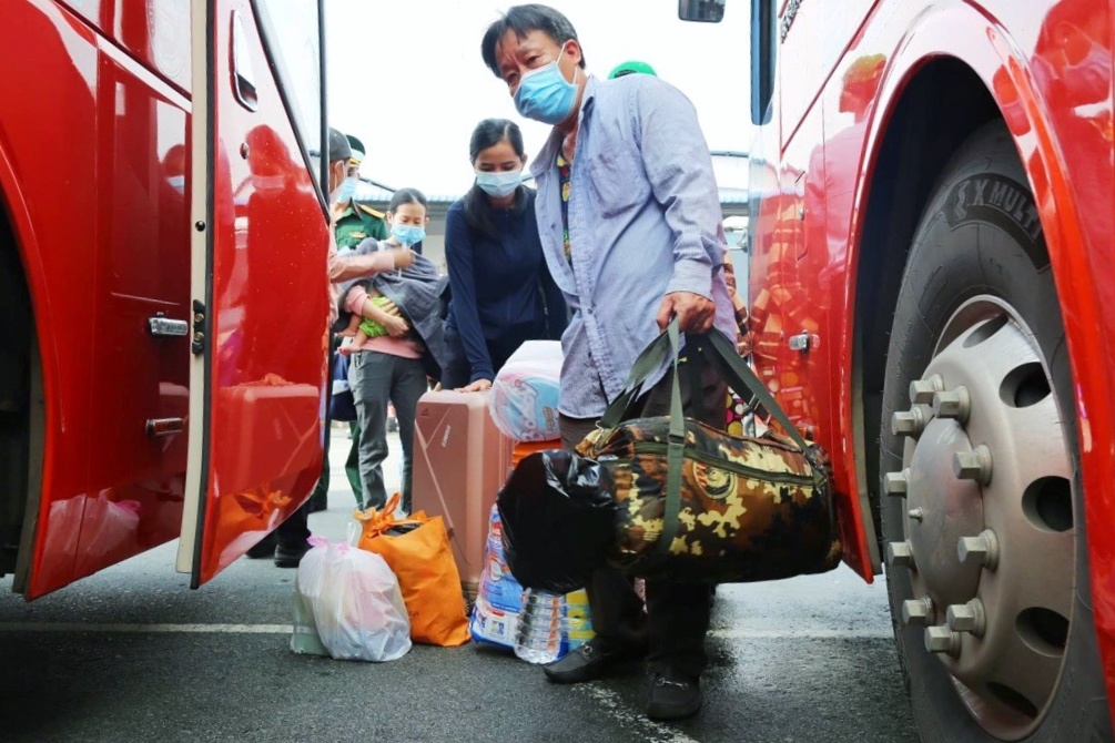 Nguoi dan mien Tay duoc Bo Tu lenh TP.HCM ho tro xe ve que hinh anh