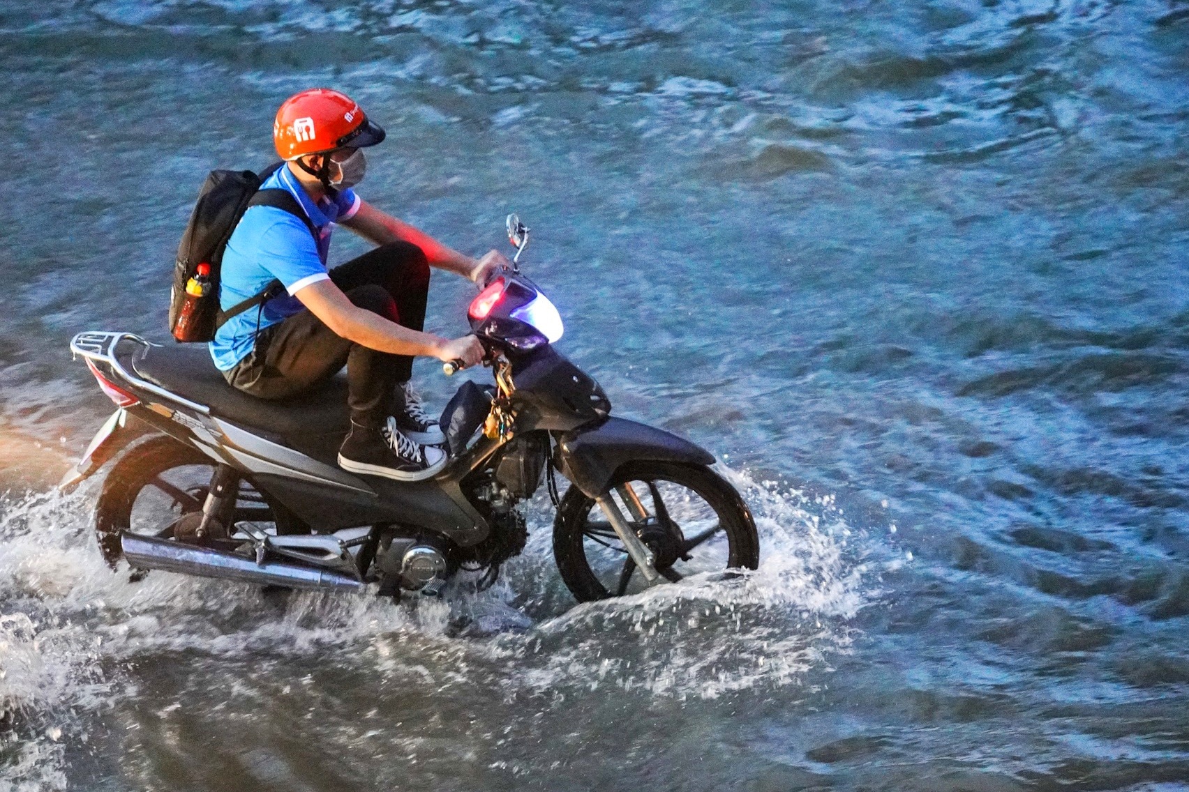Trieu cuong dang cao o TP.HCM, nguoi dan loi nuoc ve nha hinh anh