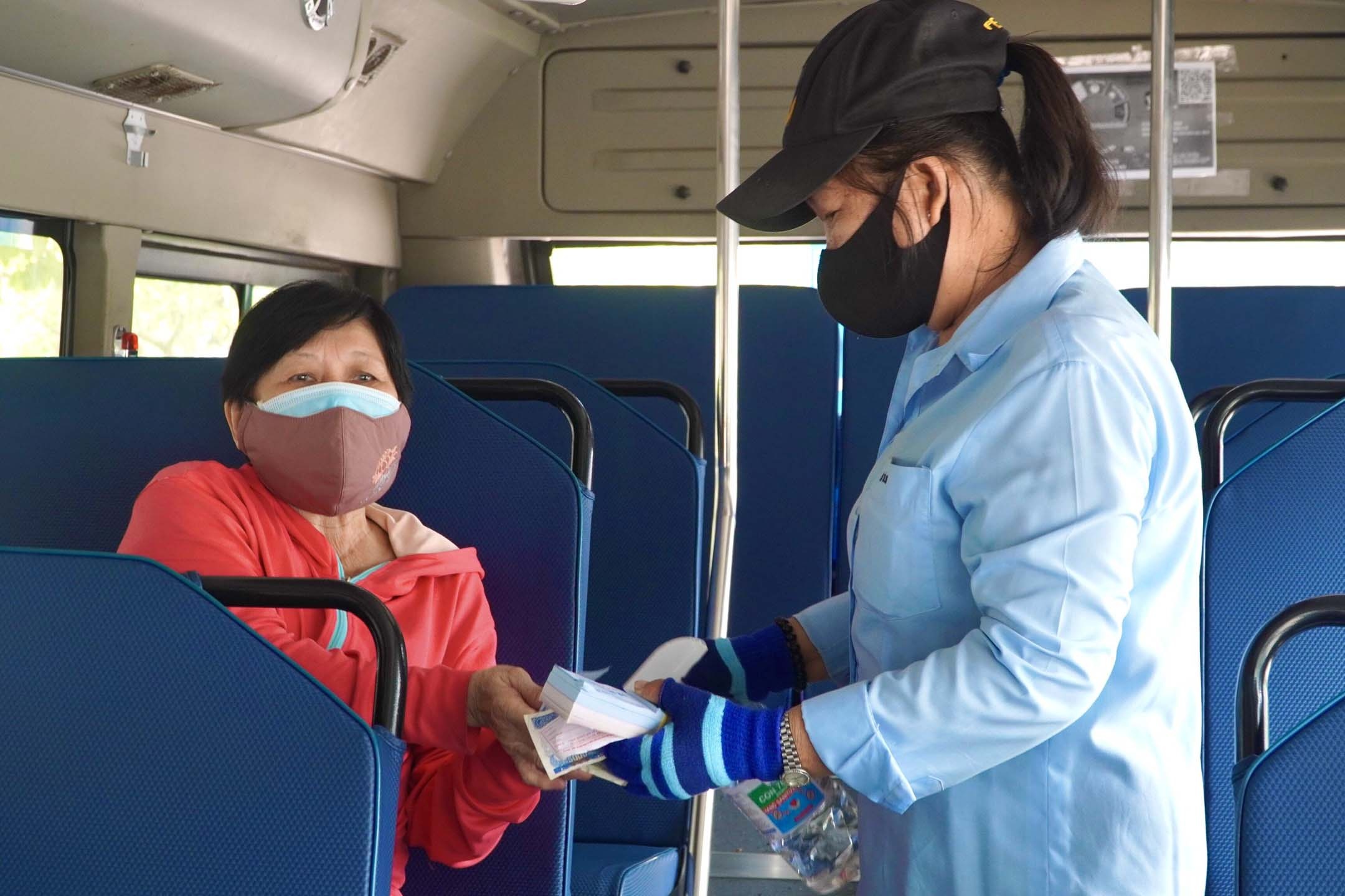 Xe buyt TP.HCM trong ngay dau hoat dong tro lai hinh anh