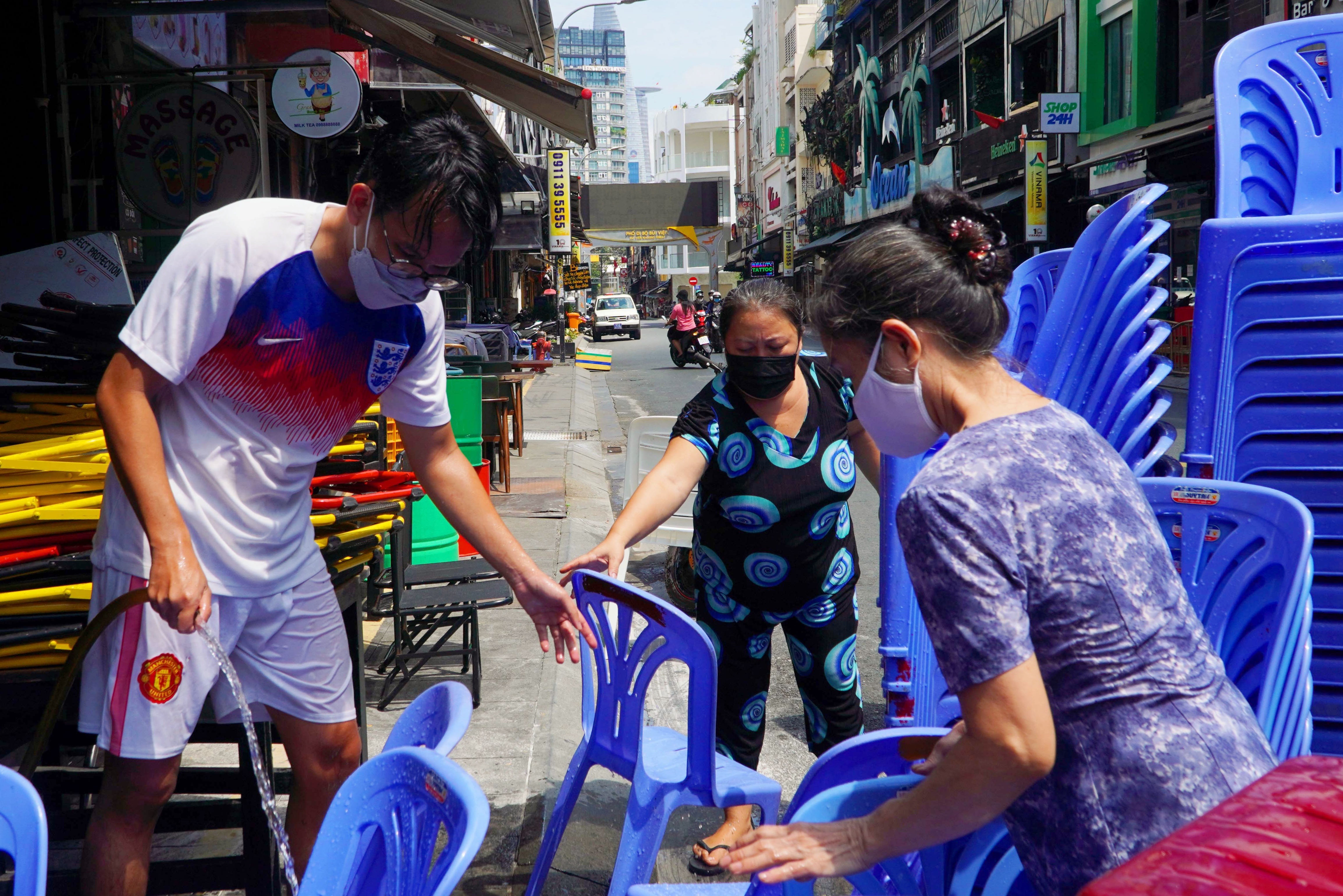 Chu quan o pho Tay Bui Vien: ‘Khong ban ruou bia se mat luong khach’ hinh anh