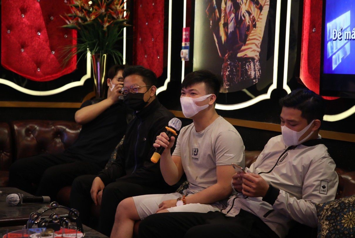 Quan karaoke tai TP.HCM dong khach ngay dau hoat dong tro lai hinh anh