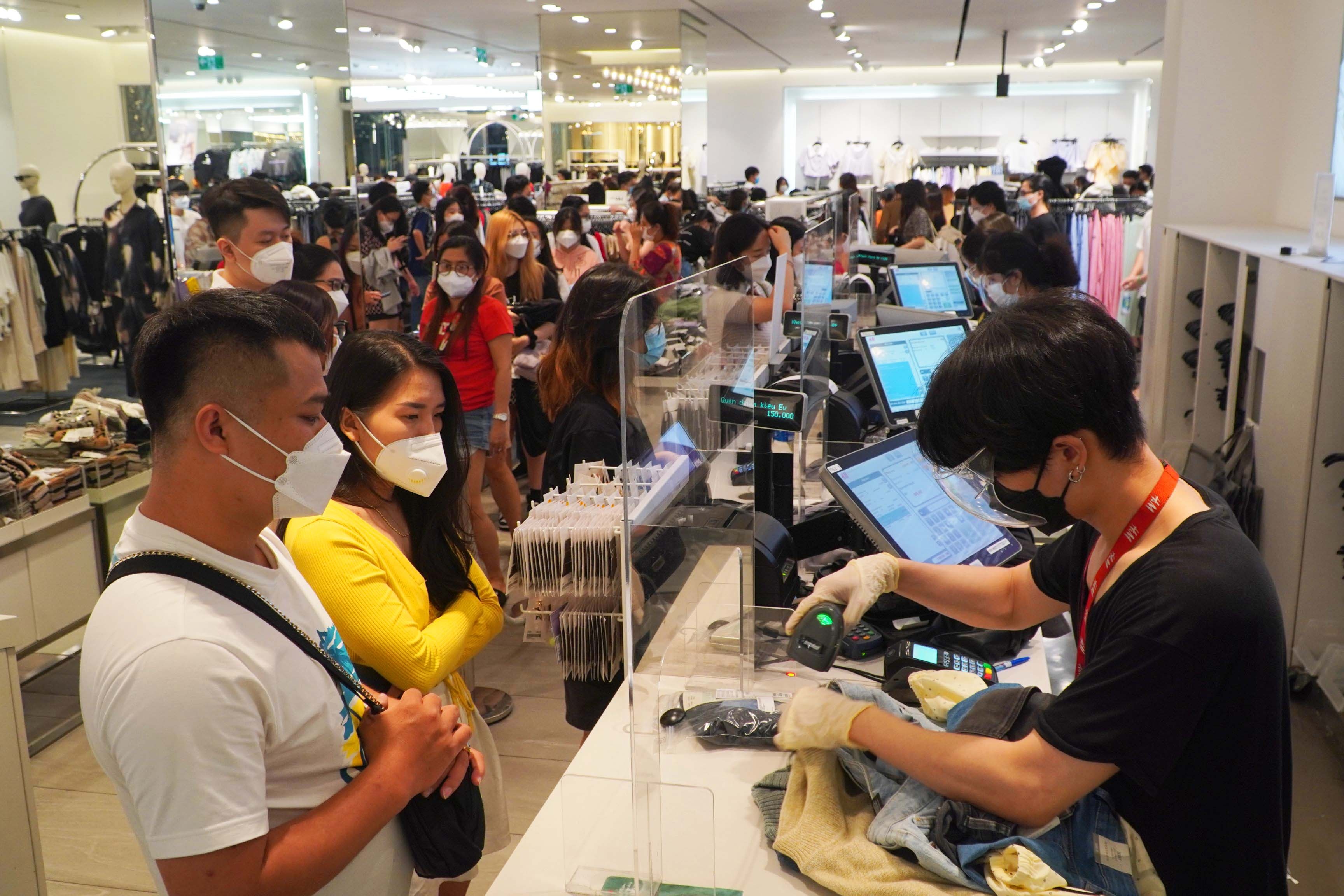 Khach tai TP.HCM bo ve vi xep hang lau trong ngay Black Friday hinh anh