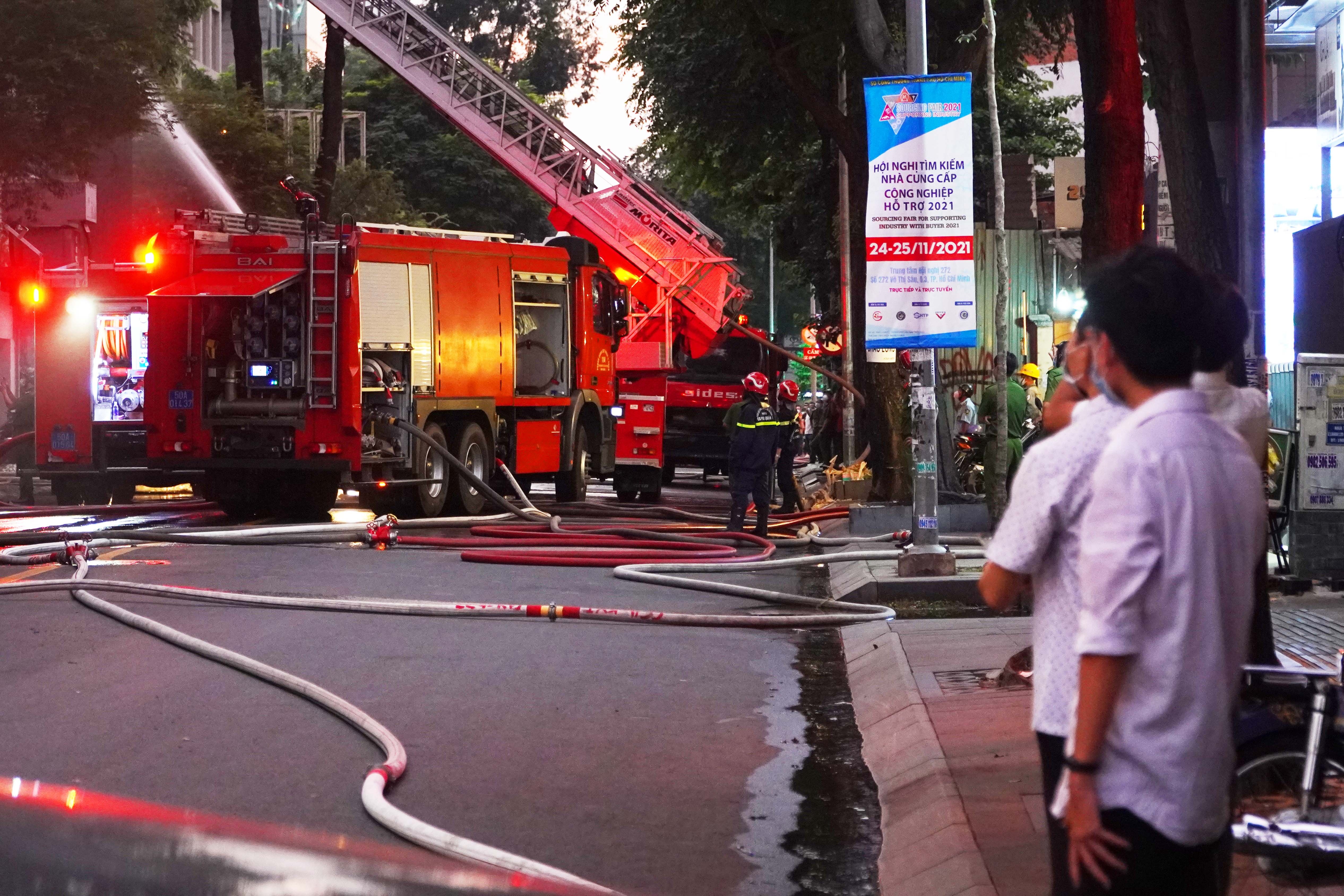 Nhan chung ke luc khoi boc len tu quan bar Canalis hinh anh