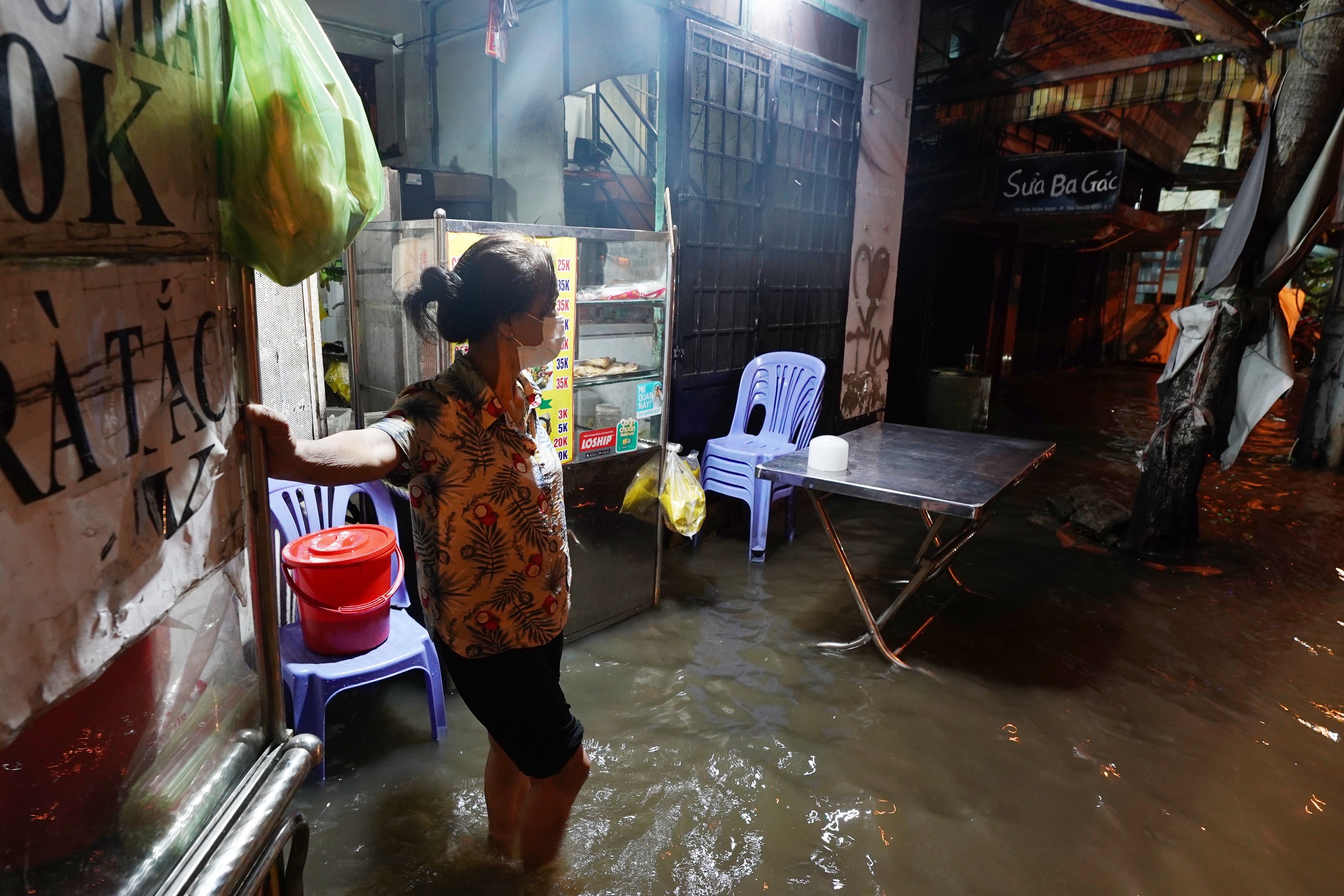 Nuoc tran vao nha dan khi trieu cuong dat dinh tai TP.HCM hinh anh