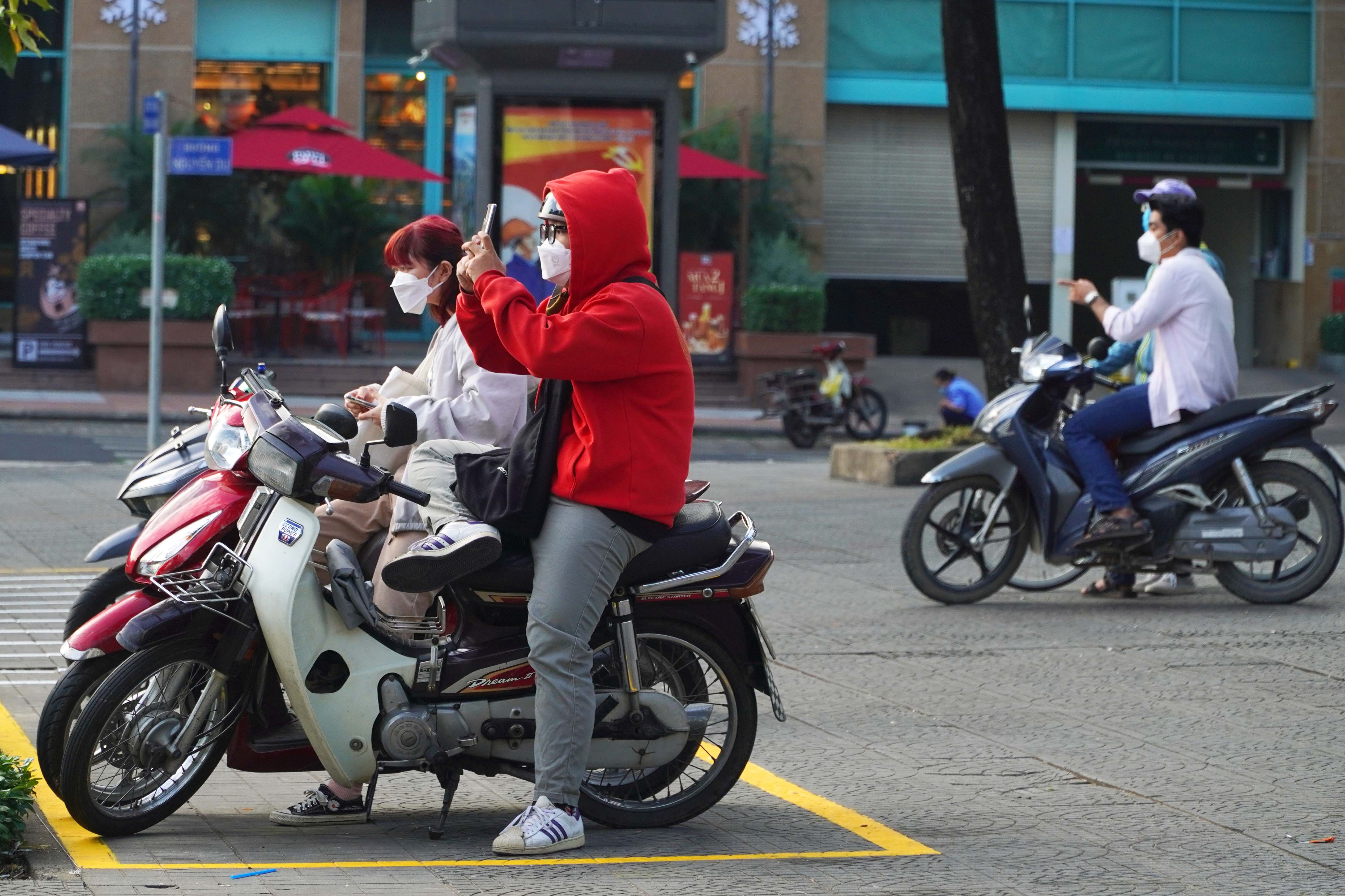 Nguoi dan TP.HCM thuong thuc ca phe nong trong cai lanh 19 do C hinh anh