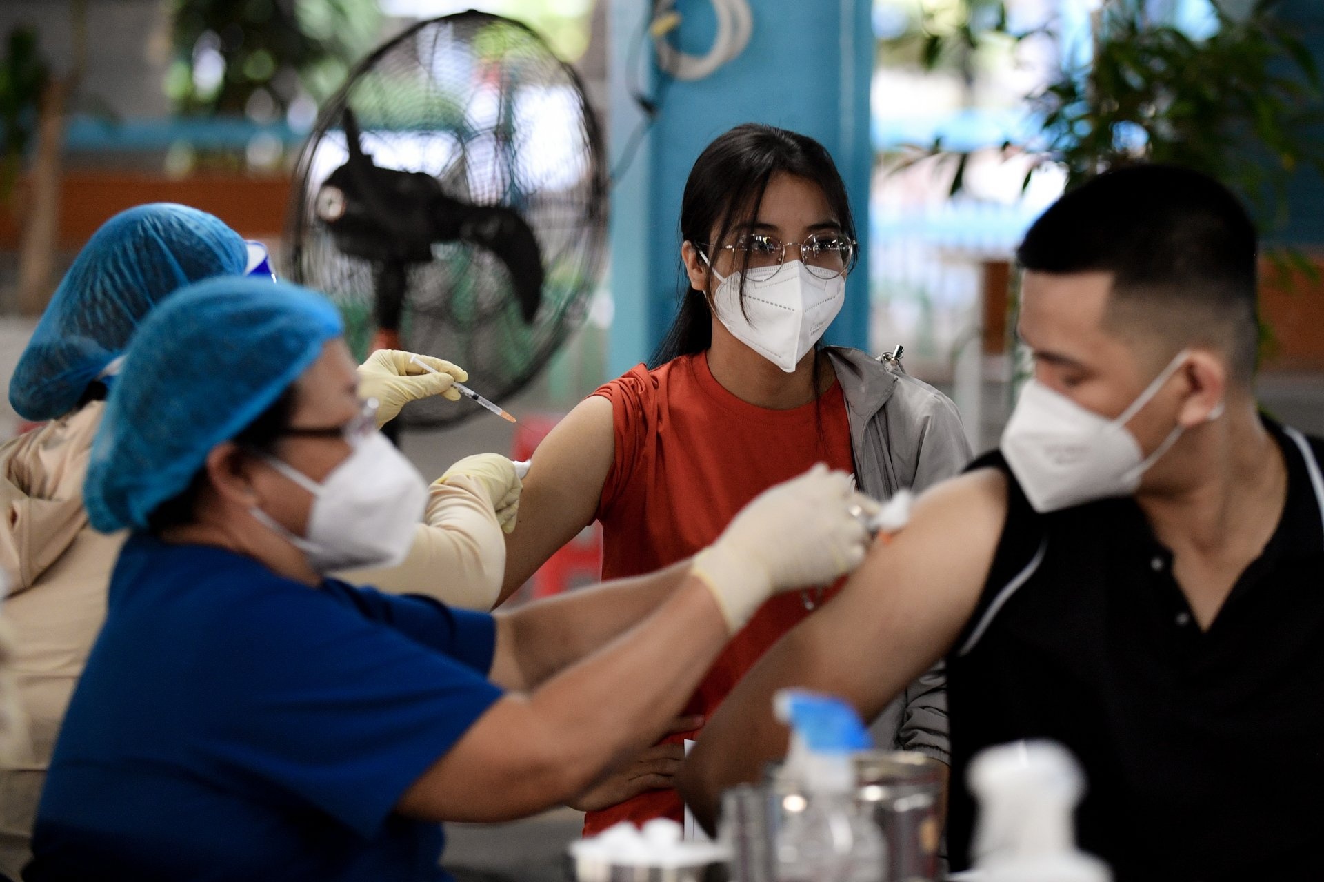 Nguoi dan TP.HCM: Khong lo la du da duoc tiem mui 3 vaccine Covid-19 hinh anh