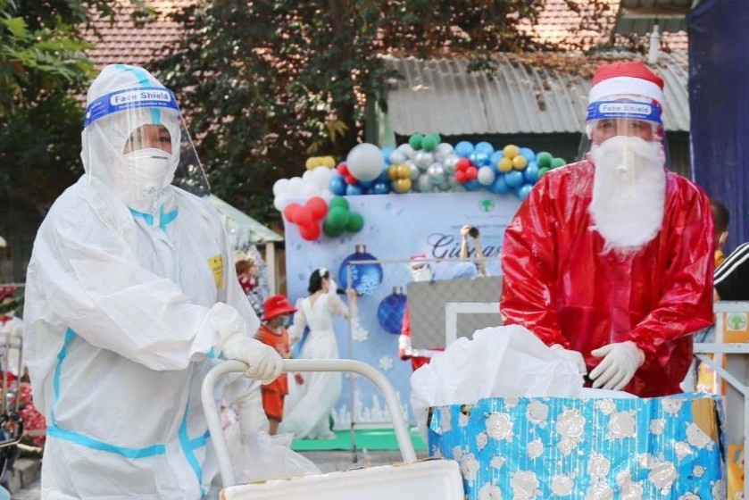 Giang sinh tai noi dieu tri F0 o TP.HCM hinh anh