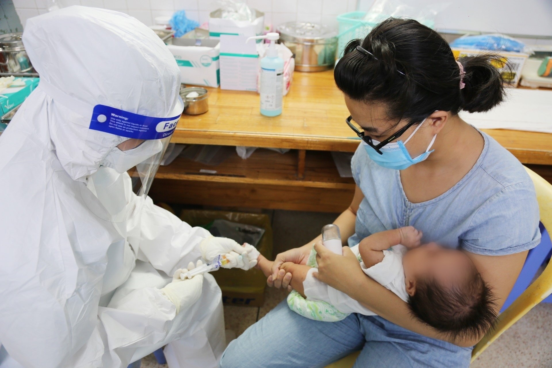 Ben trong benh vien tuyen cuoi dieu tri cho tre mac Covid-19 hinh anh