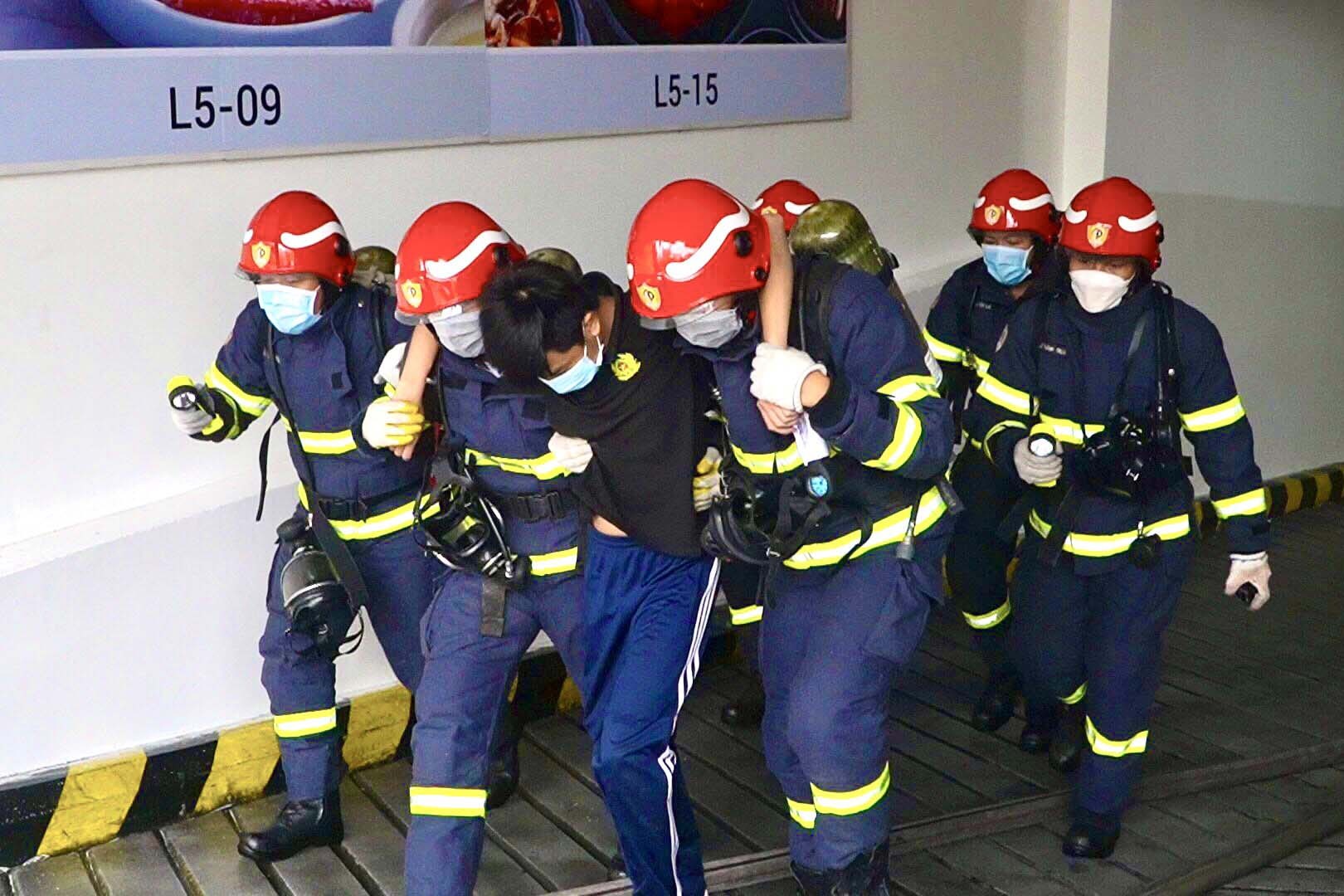 500 canh sat dien tap chua chay tai toa Saigon Center hinh anh