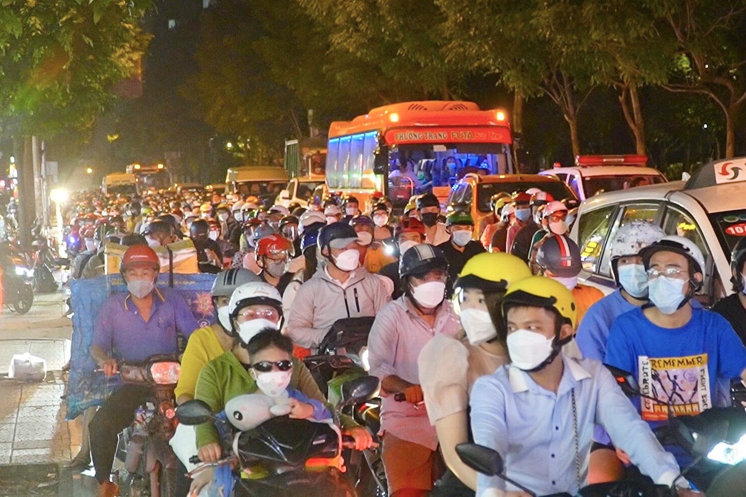 Nguoi dan do ra duong don nam moi, trung tam TP.HCM un tac hinh anh