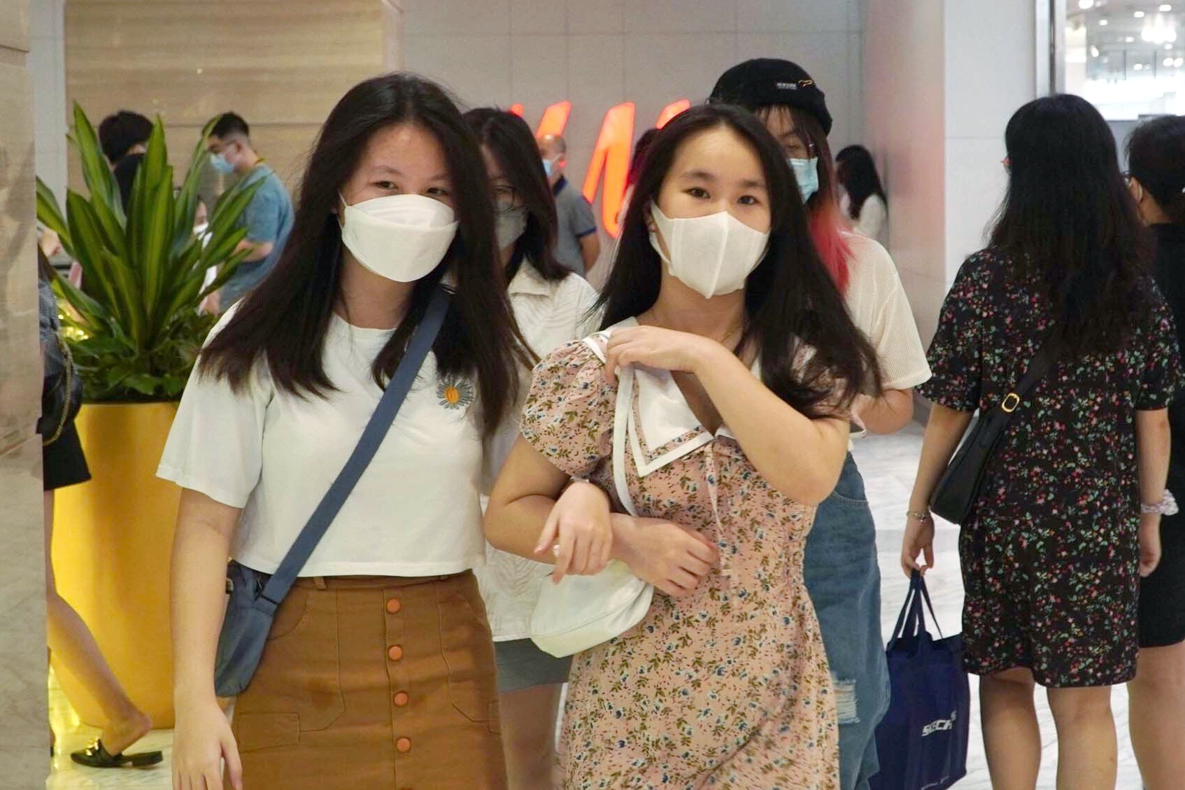 Trung tam thuong mai o TP.HCM kin nguoi mua sam ngay dau nam hinh anh