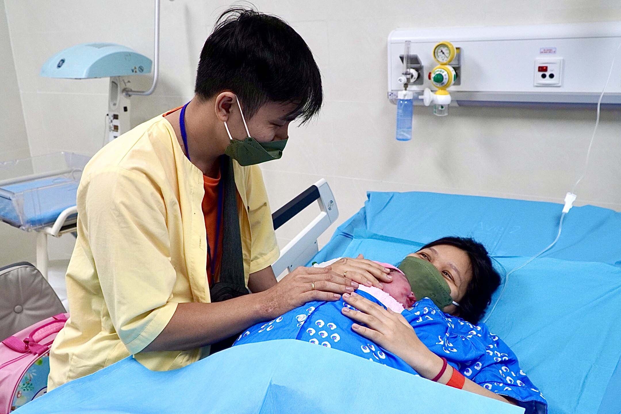 Khoanh khac chao doi cua cac 'cong dan nhi' dem giao thua hinh anh