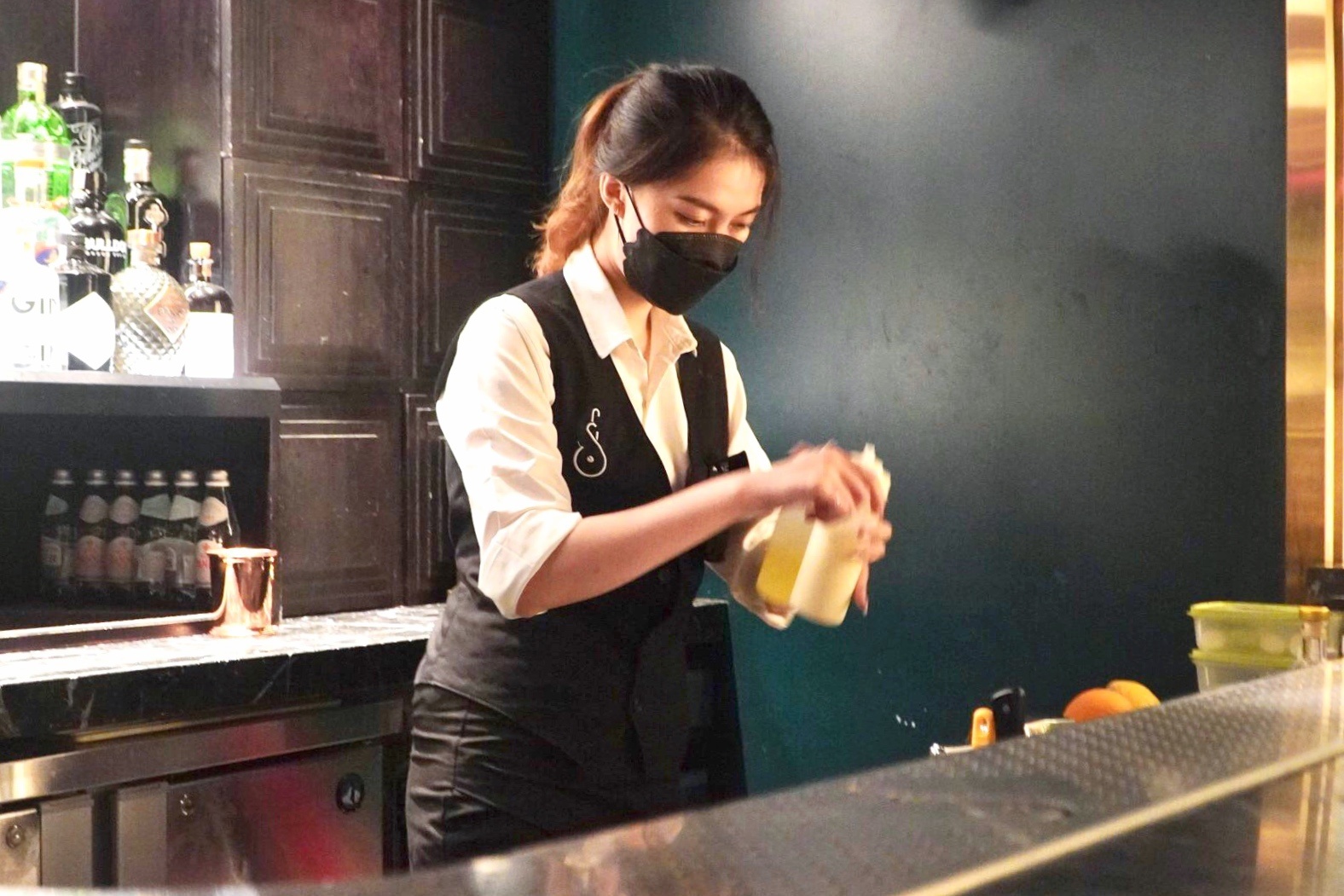 Nhieu bar tai TP.HCM tat bat chuan bi mo cua tro lai hinh anh