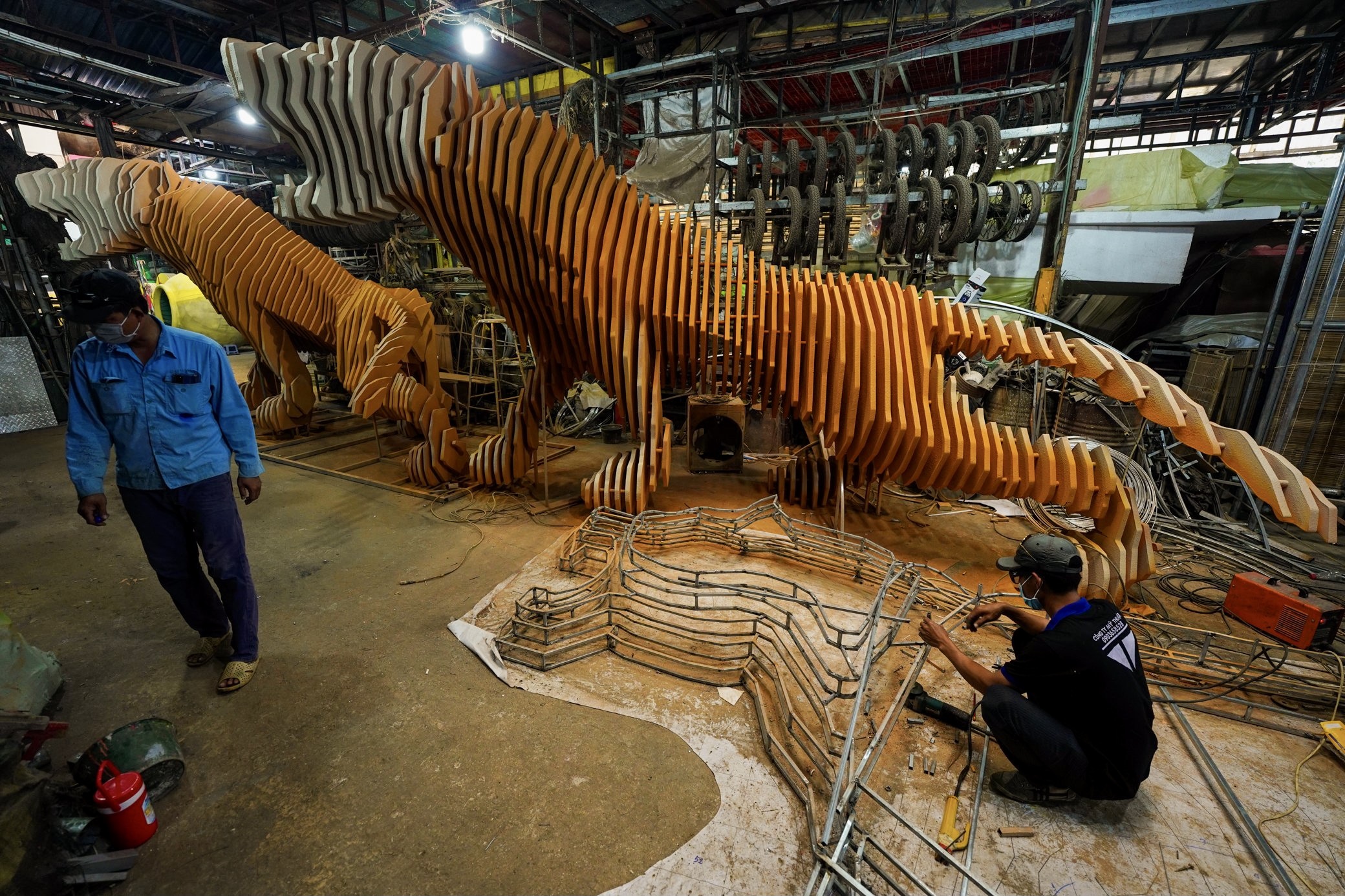 Ben trong xuong che tac linh vat duong hoa Nguyen Hue hinh anh