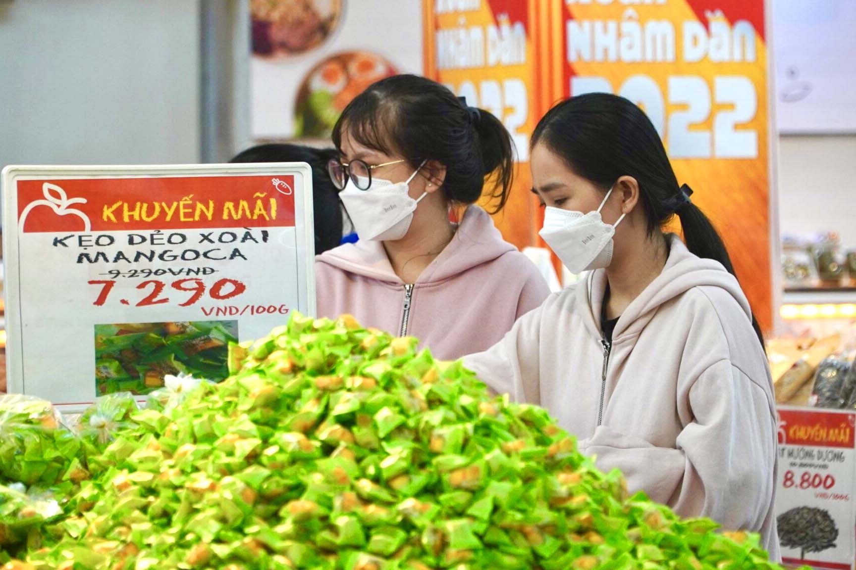 Nguoi dan tai TP.HCM mua sam som chuan bi don Tet hinh anh