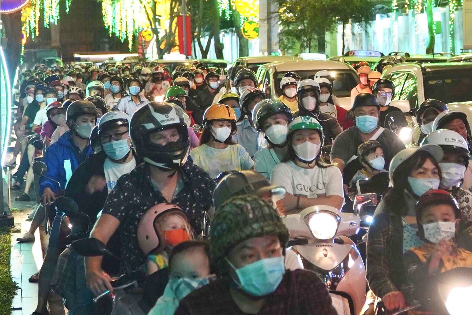 Duong pho trung tam TP.HCM un u toi cuoi tuan hinh anh