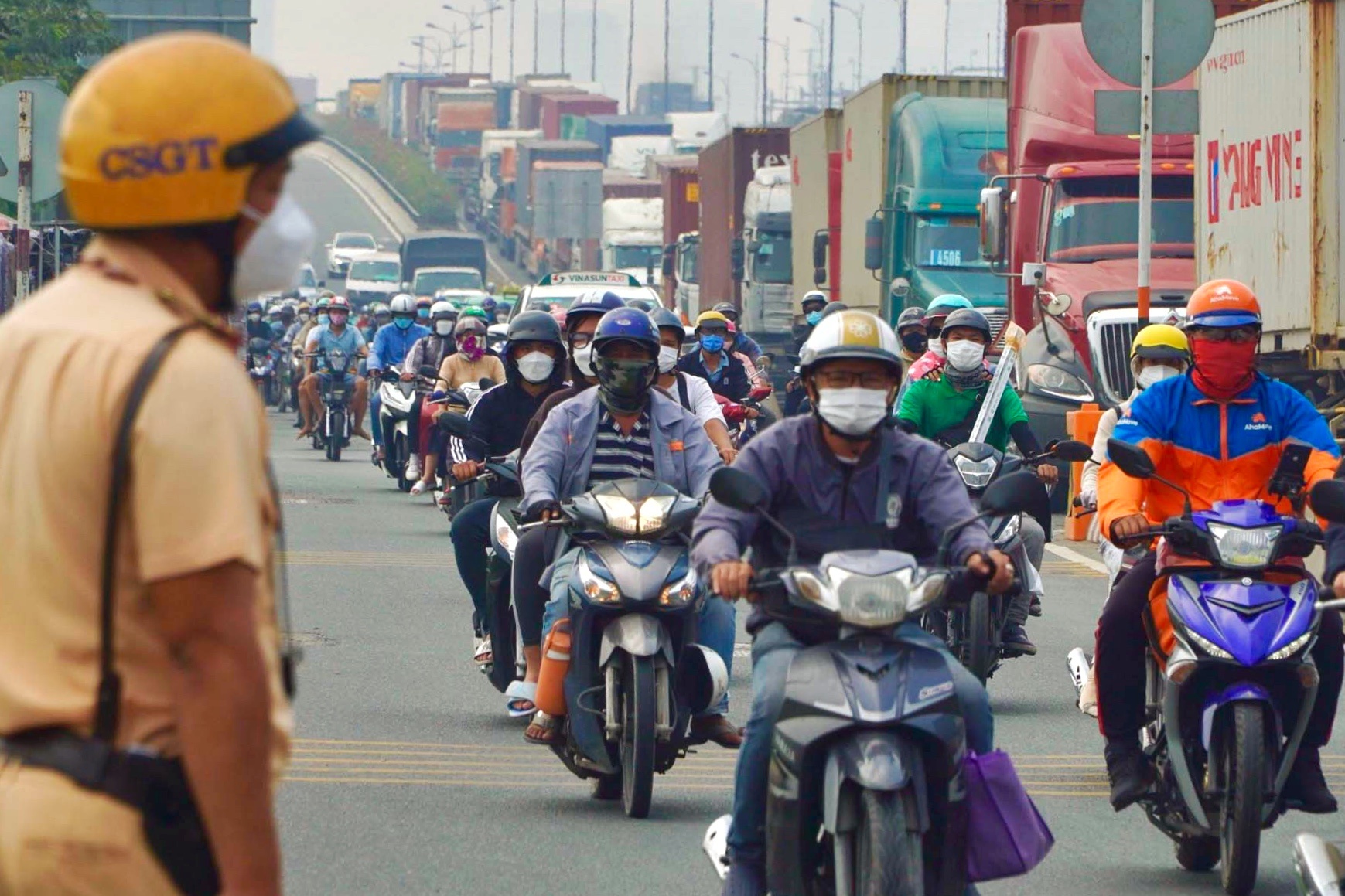 Un tac xe co o cua ngo phia dong TP.HCM hinh anh