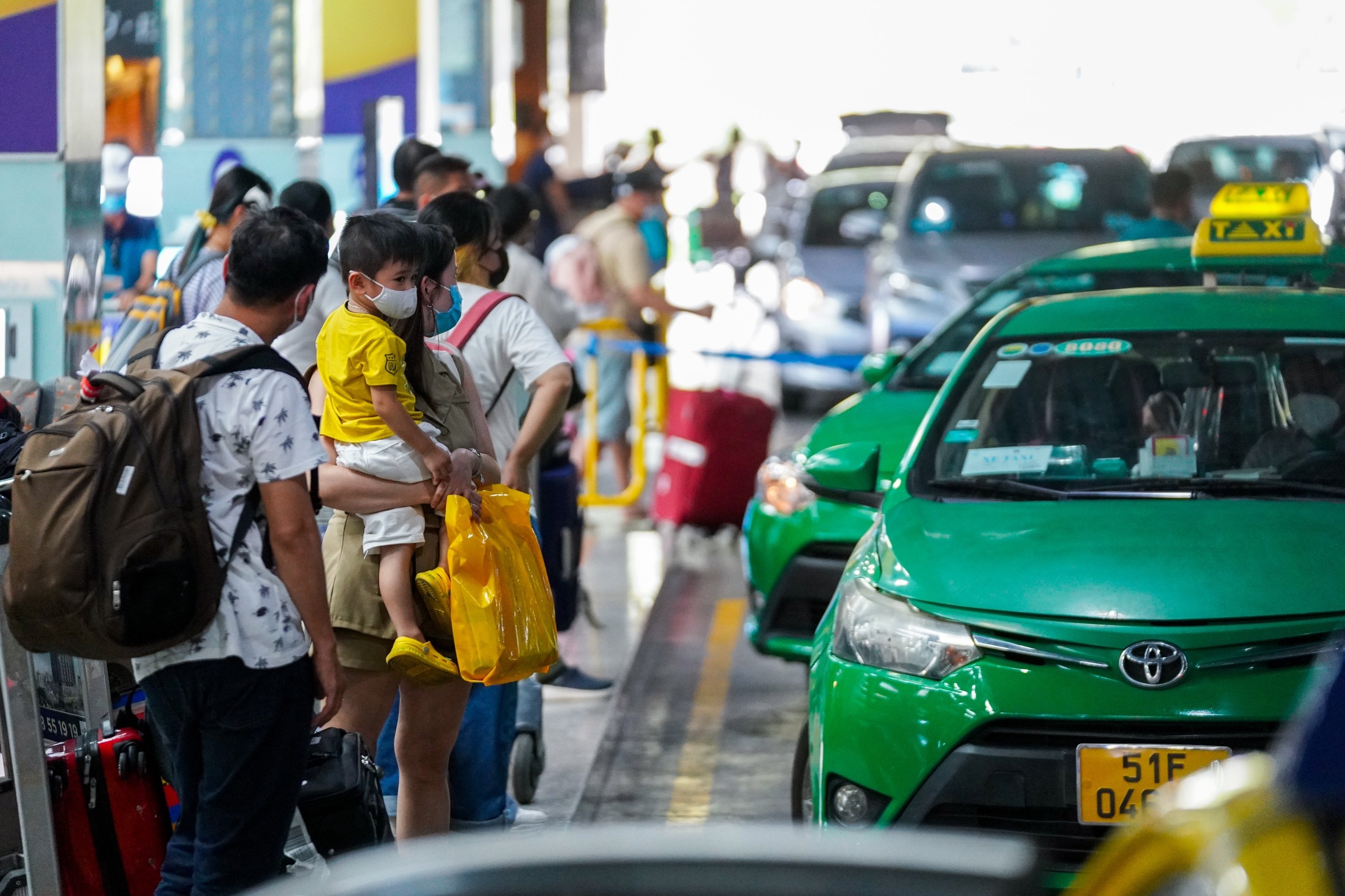 Sanh don taxi tai san bay Tan Son Nhat dong nghit khach ngay 6/2 hinh anh