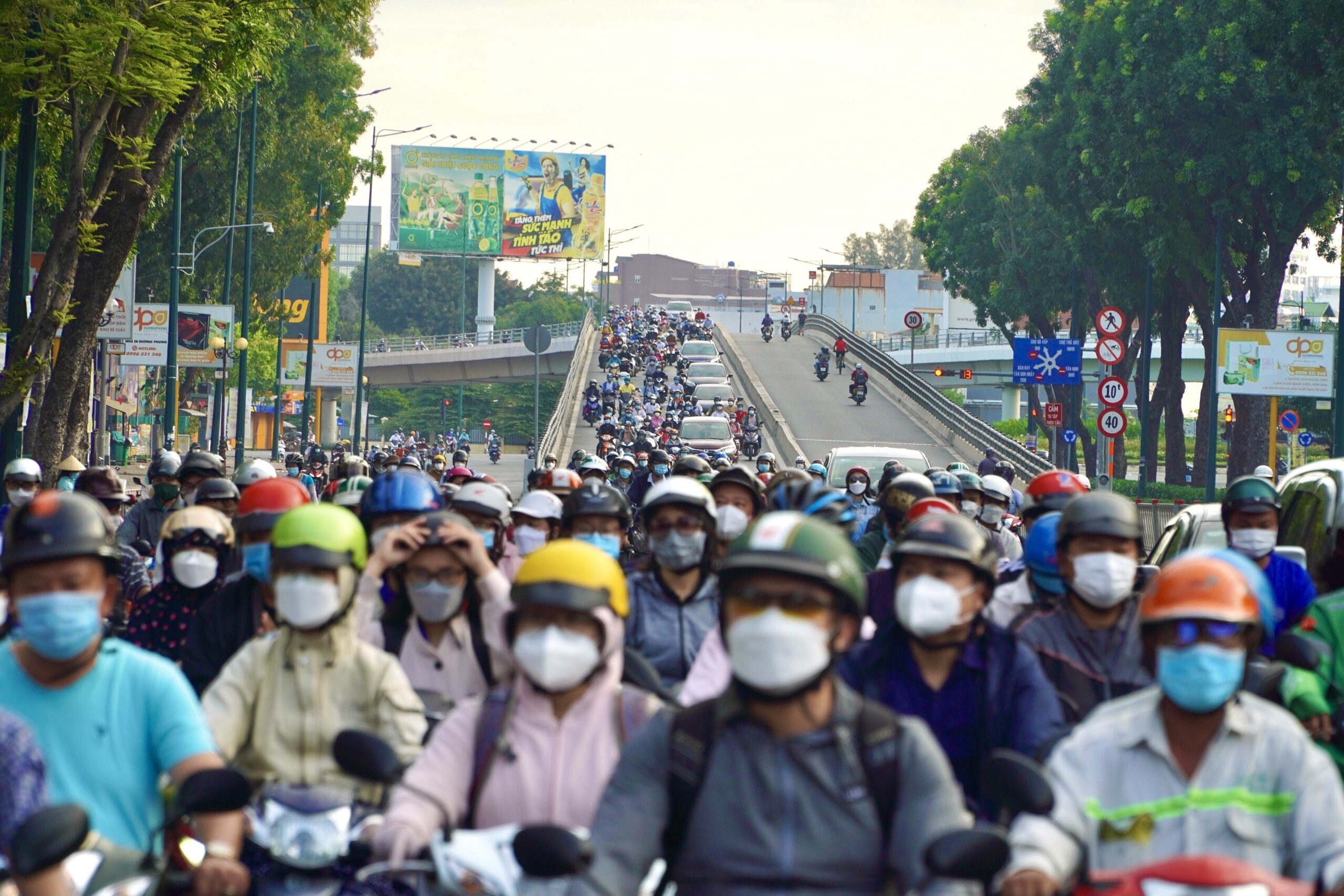 Duong pho TP.HCM tap nap sau Tet hinh anh