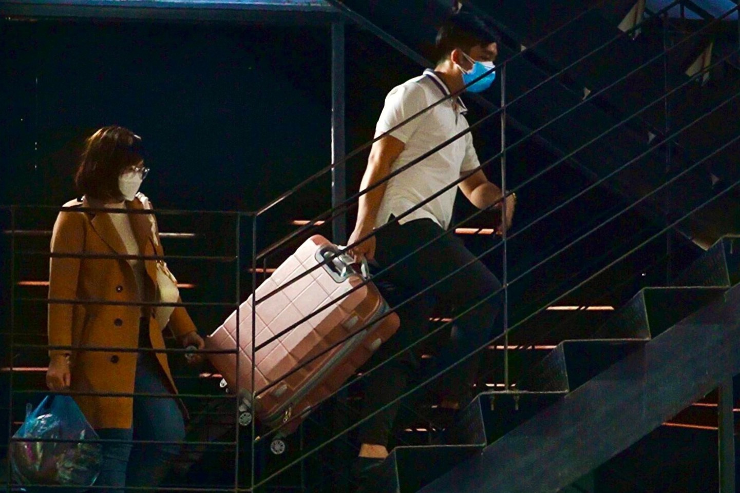 Hanh khach vac hanh ly leo thang bo de bat taxi o Tan Son Nhat hinh anh