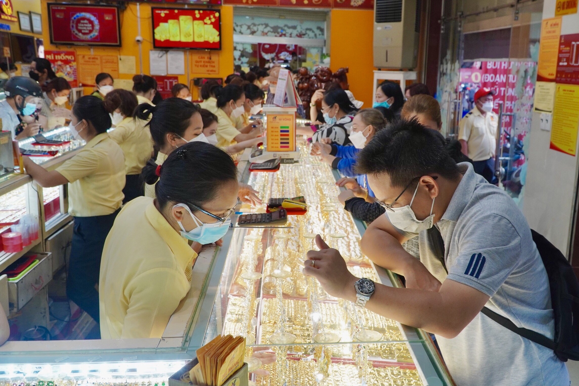 Nguoi mua 3-4 luong, nguoi mua vai chi vang truoc ngay via Than Tai hinh anh