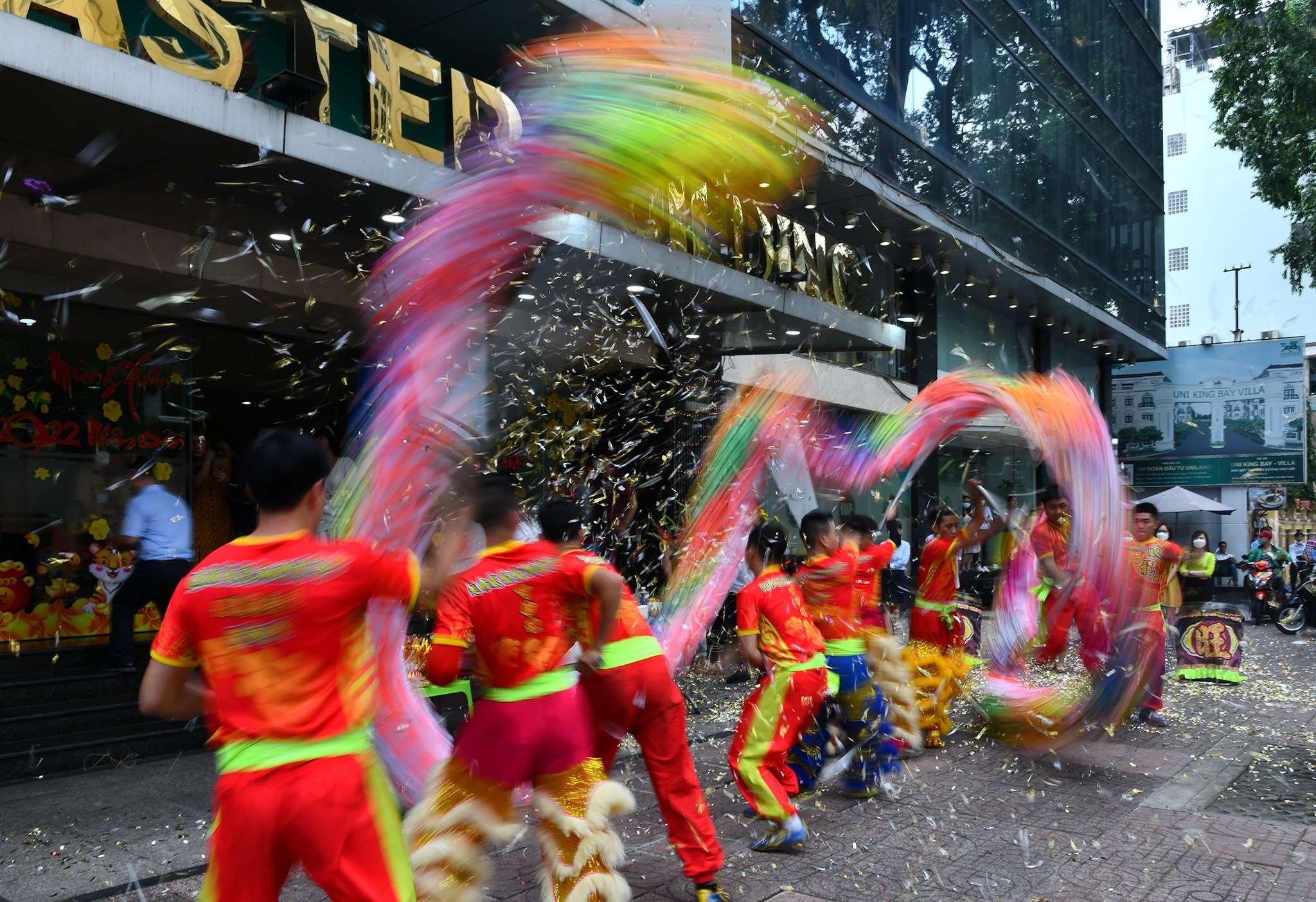 Bo tien trieu thue lan su rong mung khai truong dau nam o TP.HCM hinh anh