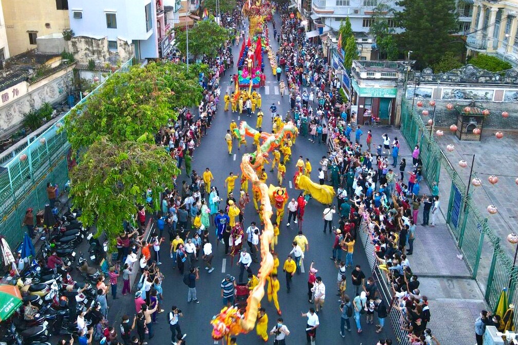 Pho nguoi Hoa ngay Tet Nguyen Tieu hinh anh