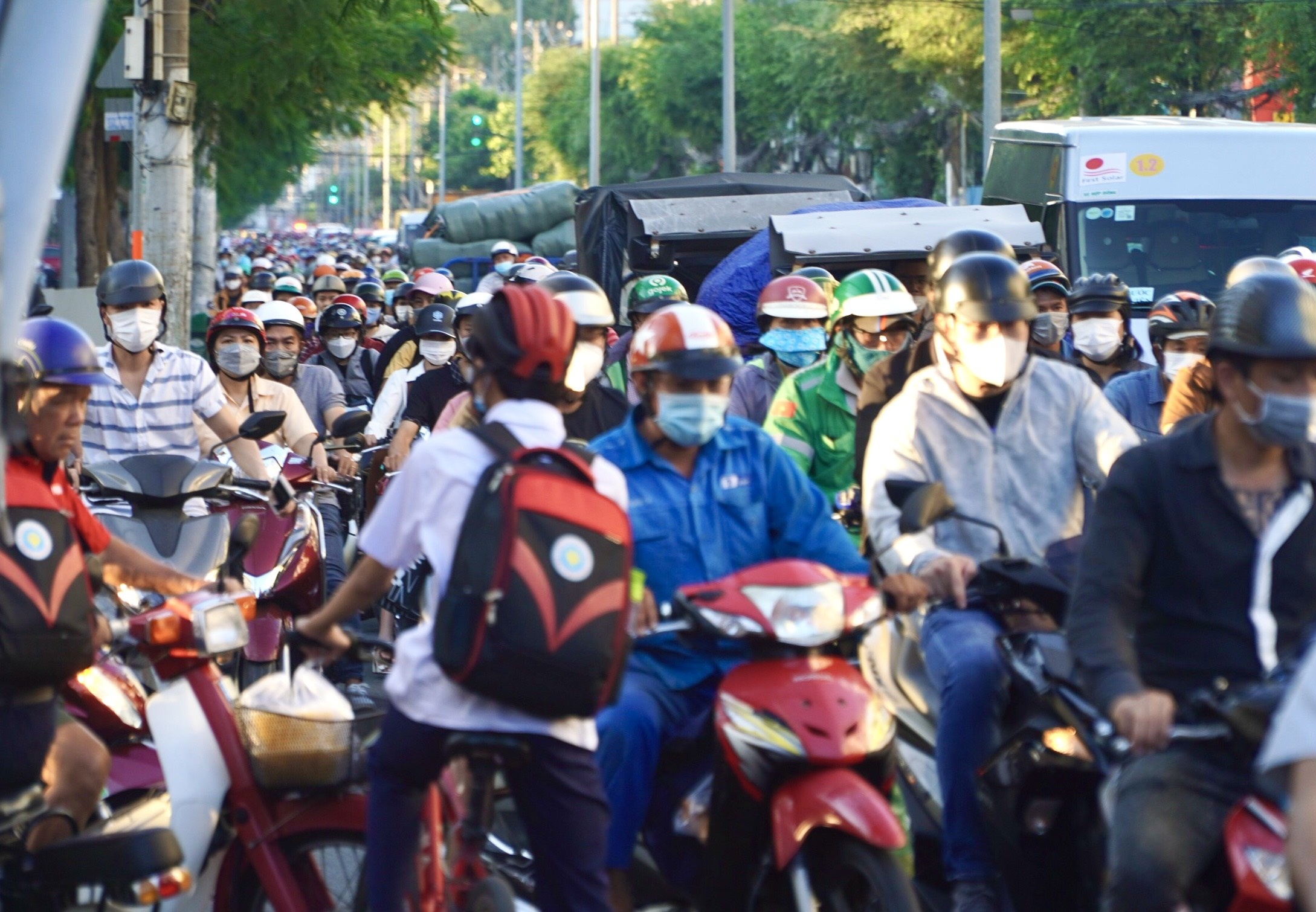 Cong truong hoc o TP.HCM tac nghen hinh anh