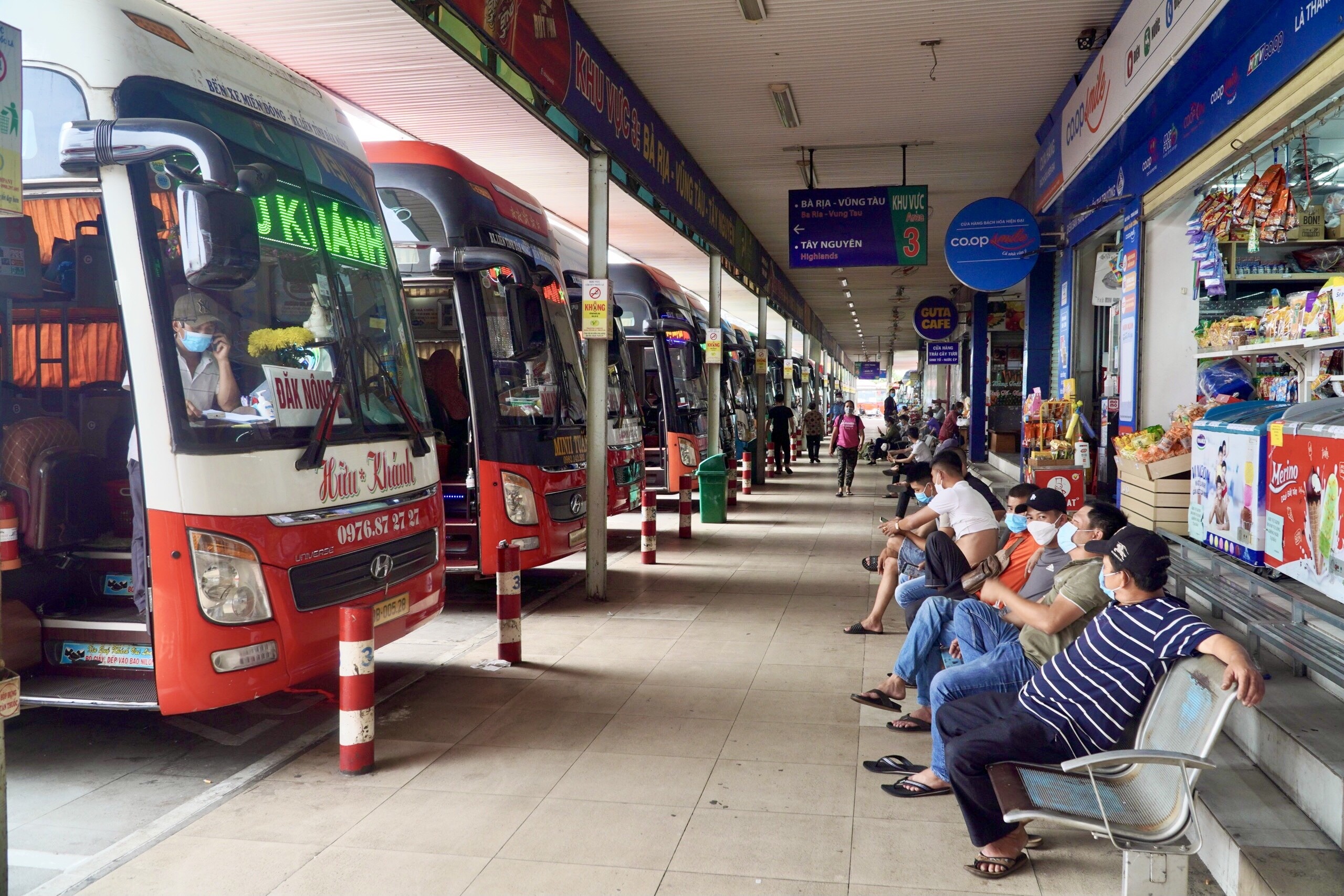 Nha xe than lo vi gia xang, dau tang cao hinh anh