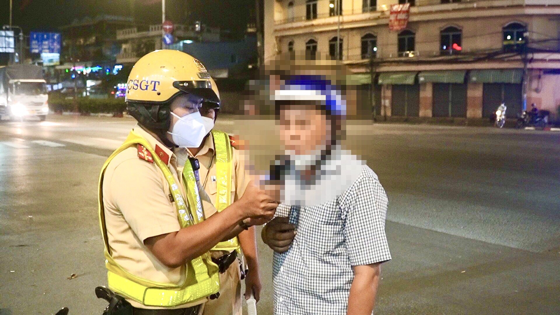 Nguoi vi pham phan bua chi uong 2 lon bia van bi lap bien ban hinh anh