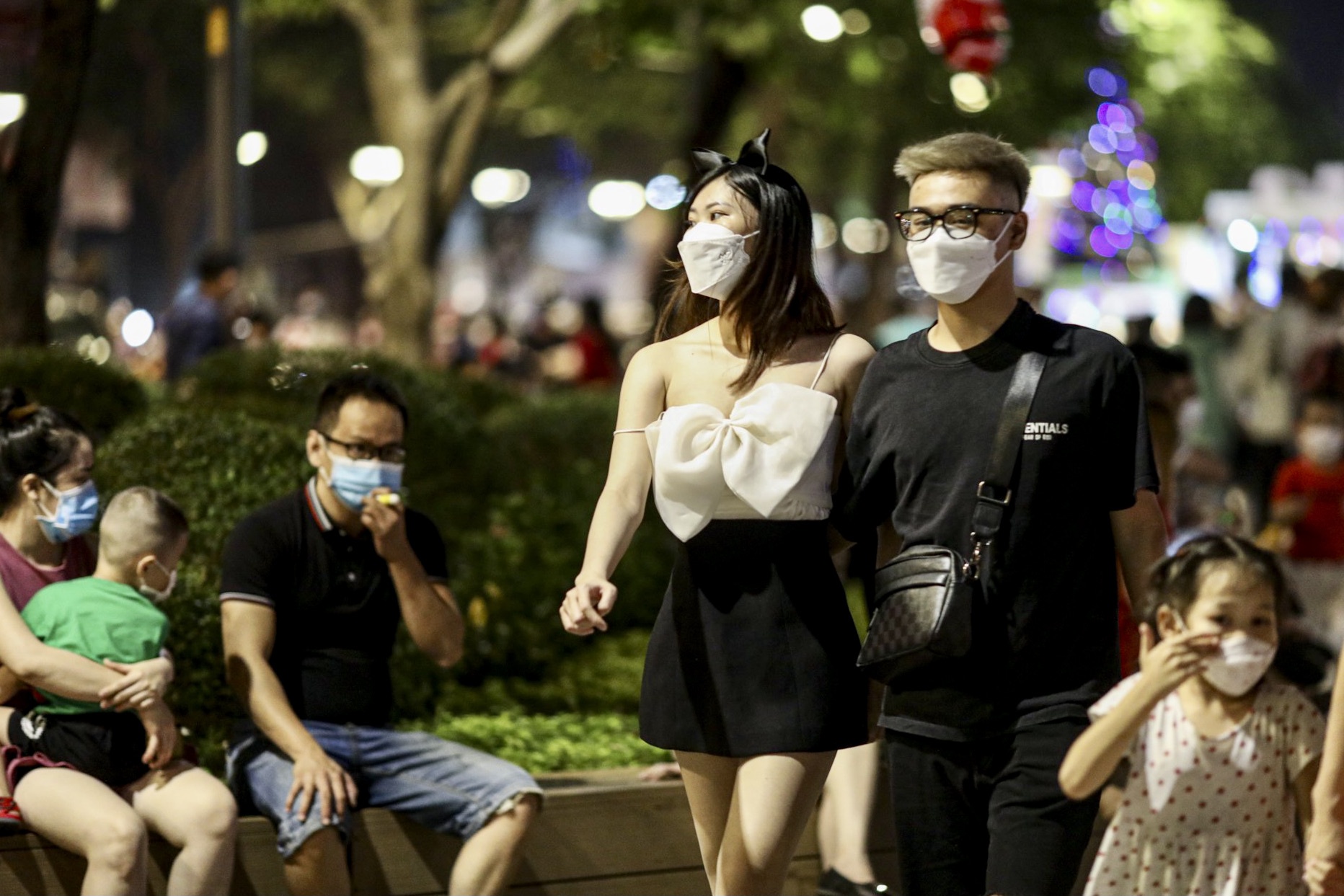 Pho di bo Nguyen Hue, cong vien ben Bach Dang dong nghet toi cuoi tuan hinh anh