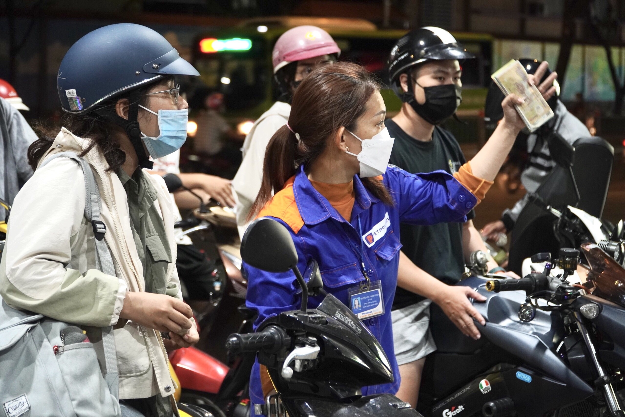 Nguoi dan TP.HCM xep hang cho do xang truoc ngay dieu chinh gia hinh anh