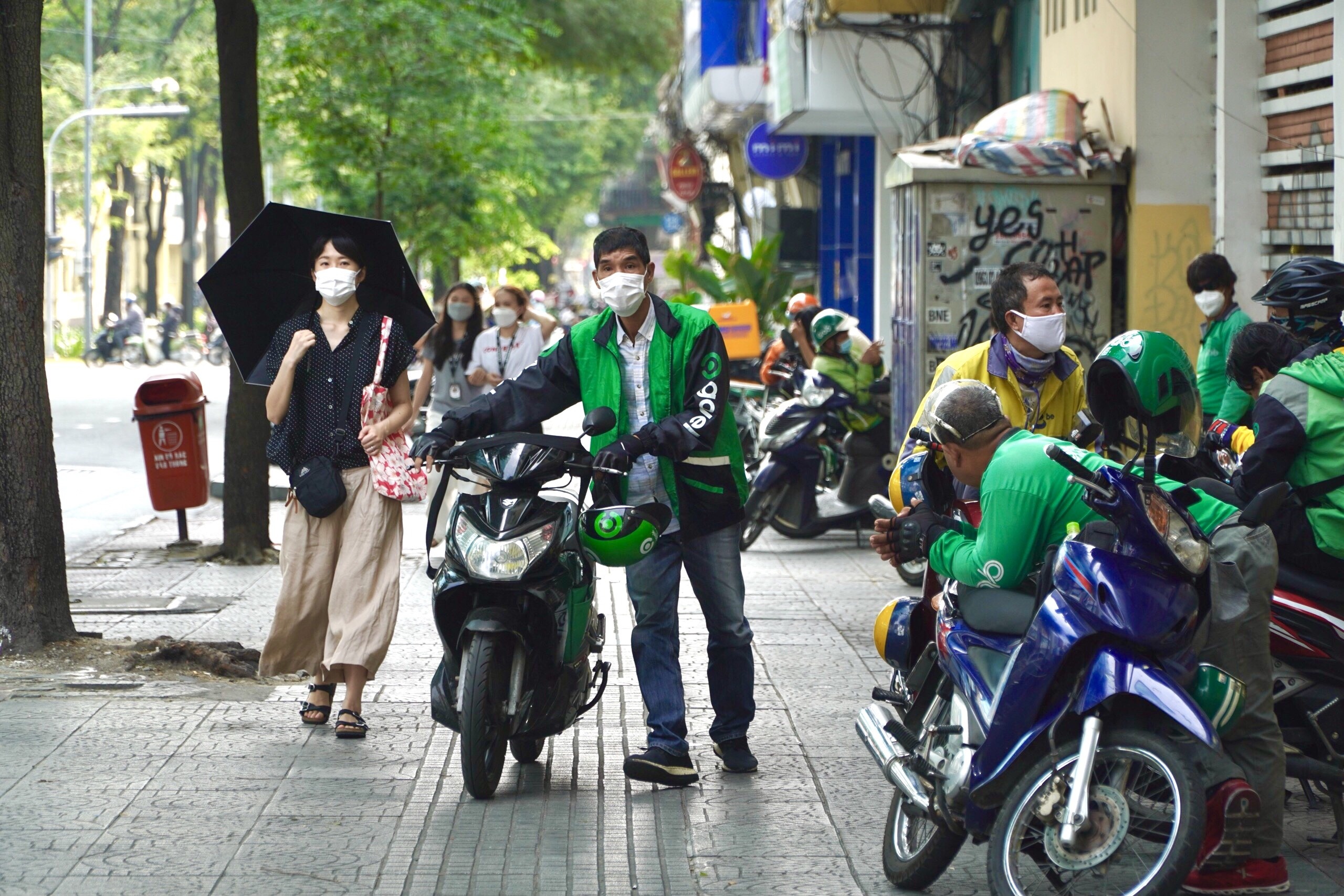 Tai xe xe cong nghe TP.HCM xoay xo khi gia xang tang cao hinh anh