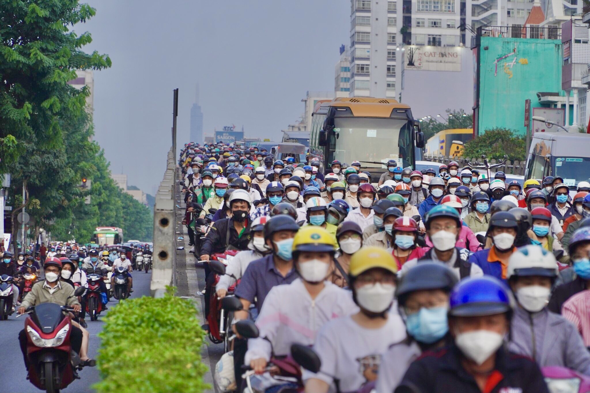 Dong xe nhich tung chut mot o TP.HCM chieu cuoi tuan hinh anh