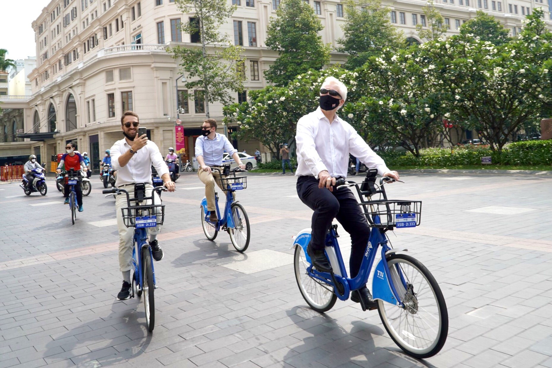 Dac phai vien thu tuong Anh: Dap xe o TP.HCM thu vi hon London hinh anh