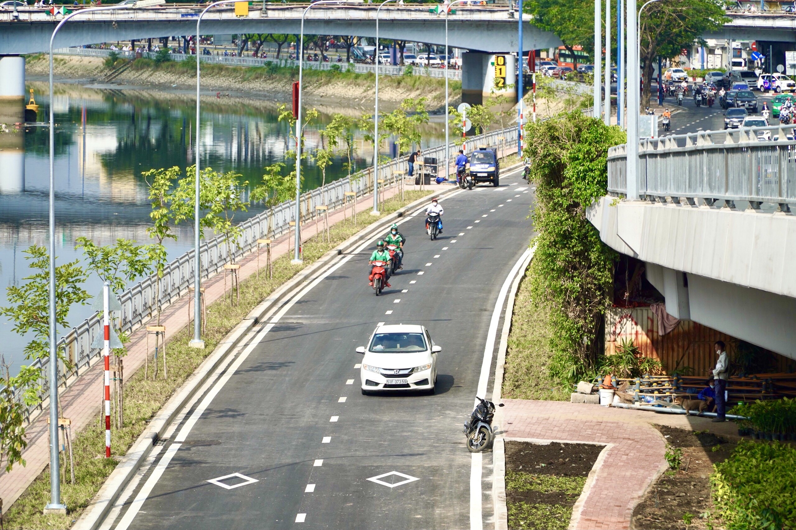 Duong song hanh dai lo Vo Van Kiet trong ngay thong xe hinh anh