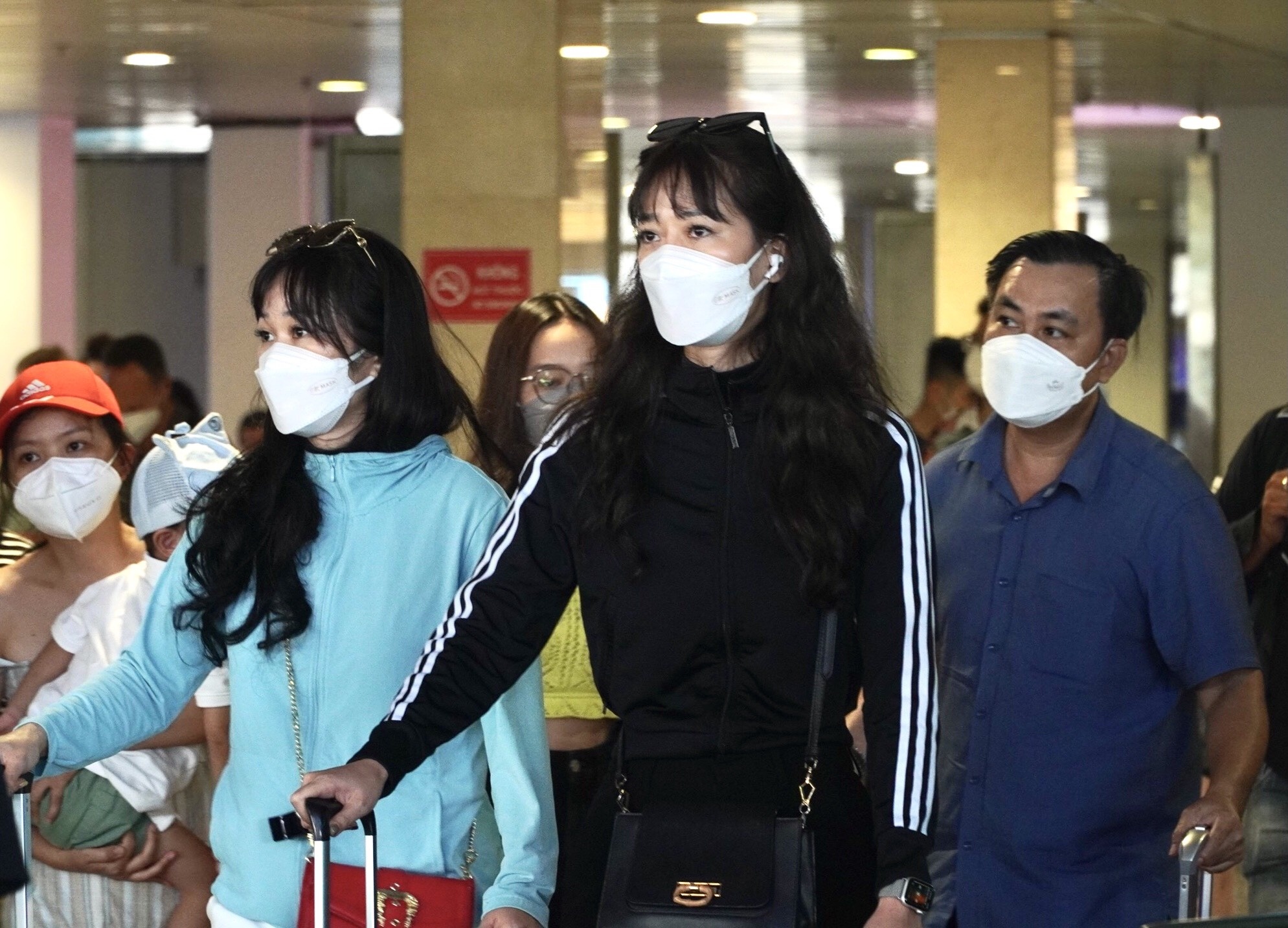 San bay Tan Son Nhat tap nap nguoi tro lai TP.HCM hinh anh