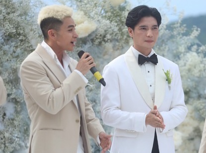 Ben trong le cuoi cua Ngo Thanh Van va Huy Tran hinh anh