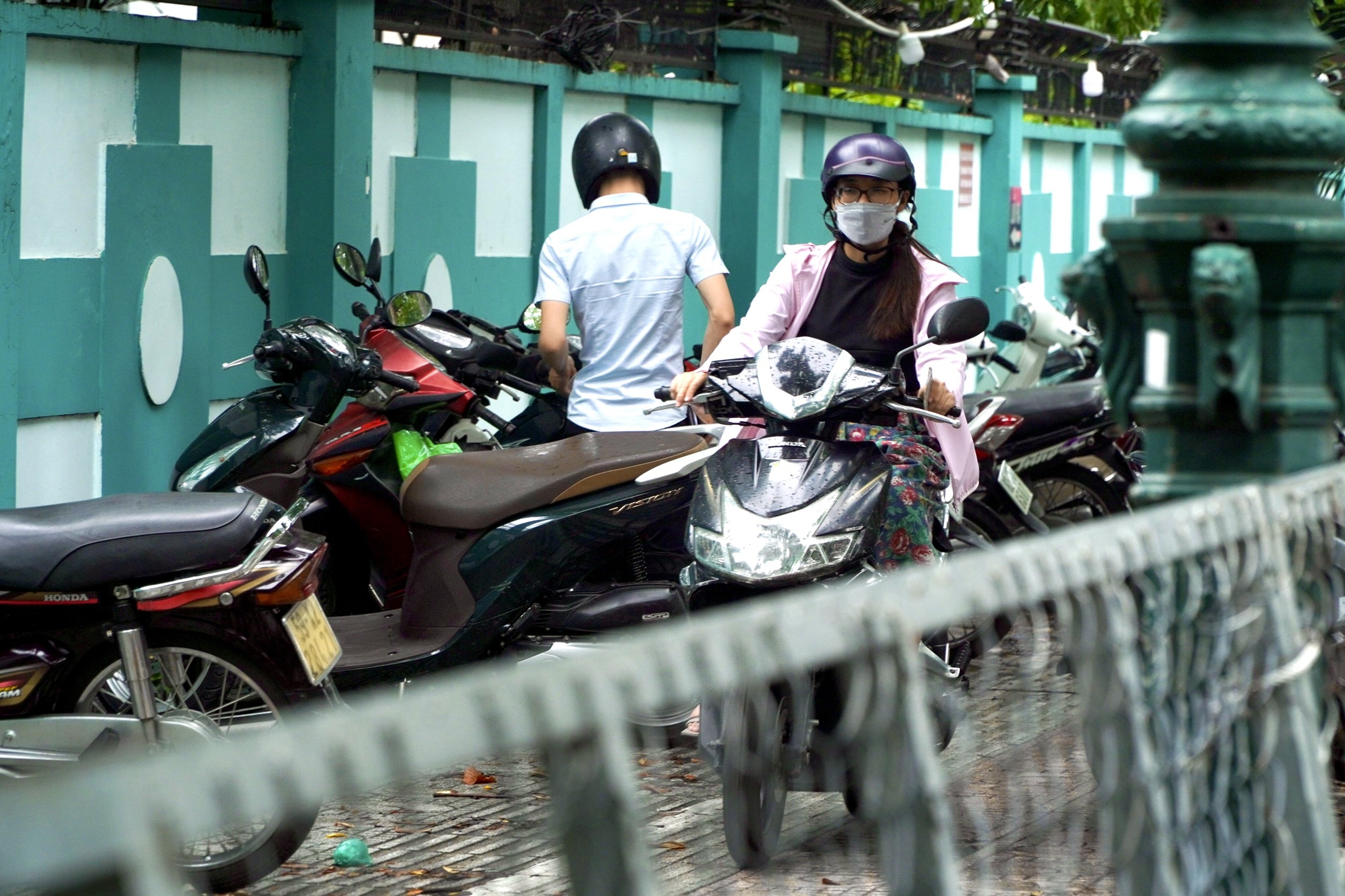 Bai giu xe chiem via he, nguoi di bo o TP.HCM phai xuong long duong hinh anh