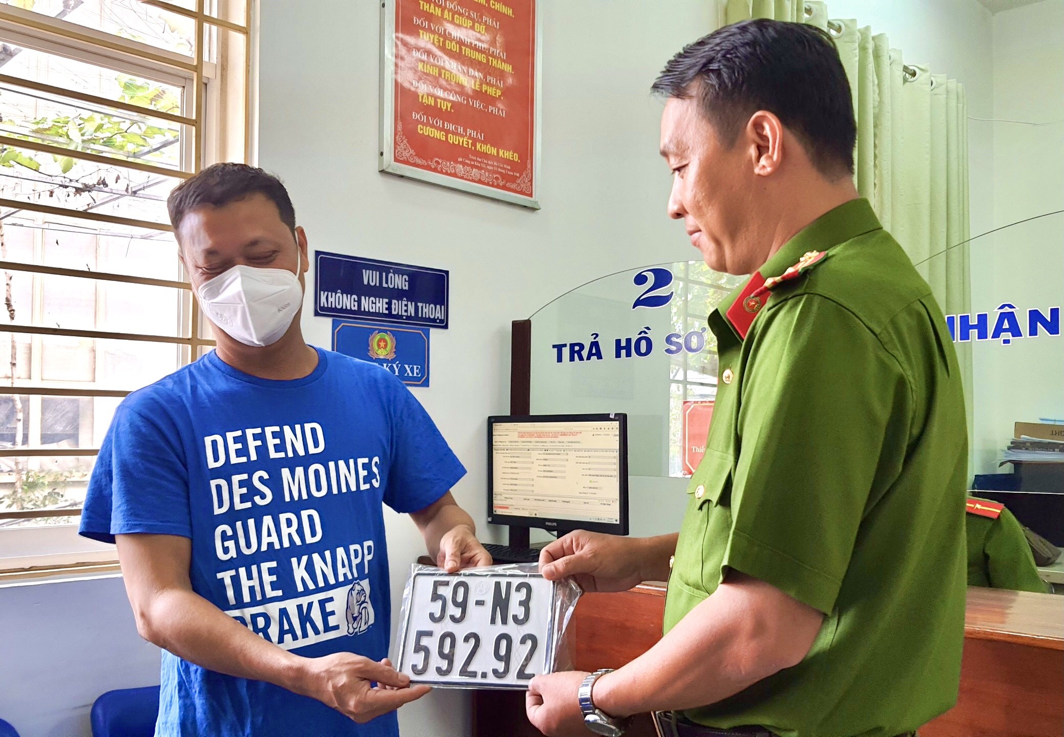 Dan TP.HCM vui vi 'thu tuc dang ky xe duoc dua ve tan cua nha' hinh anh