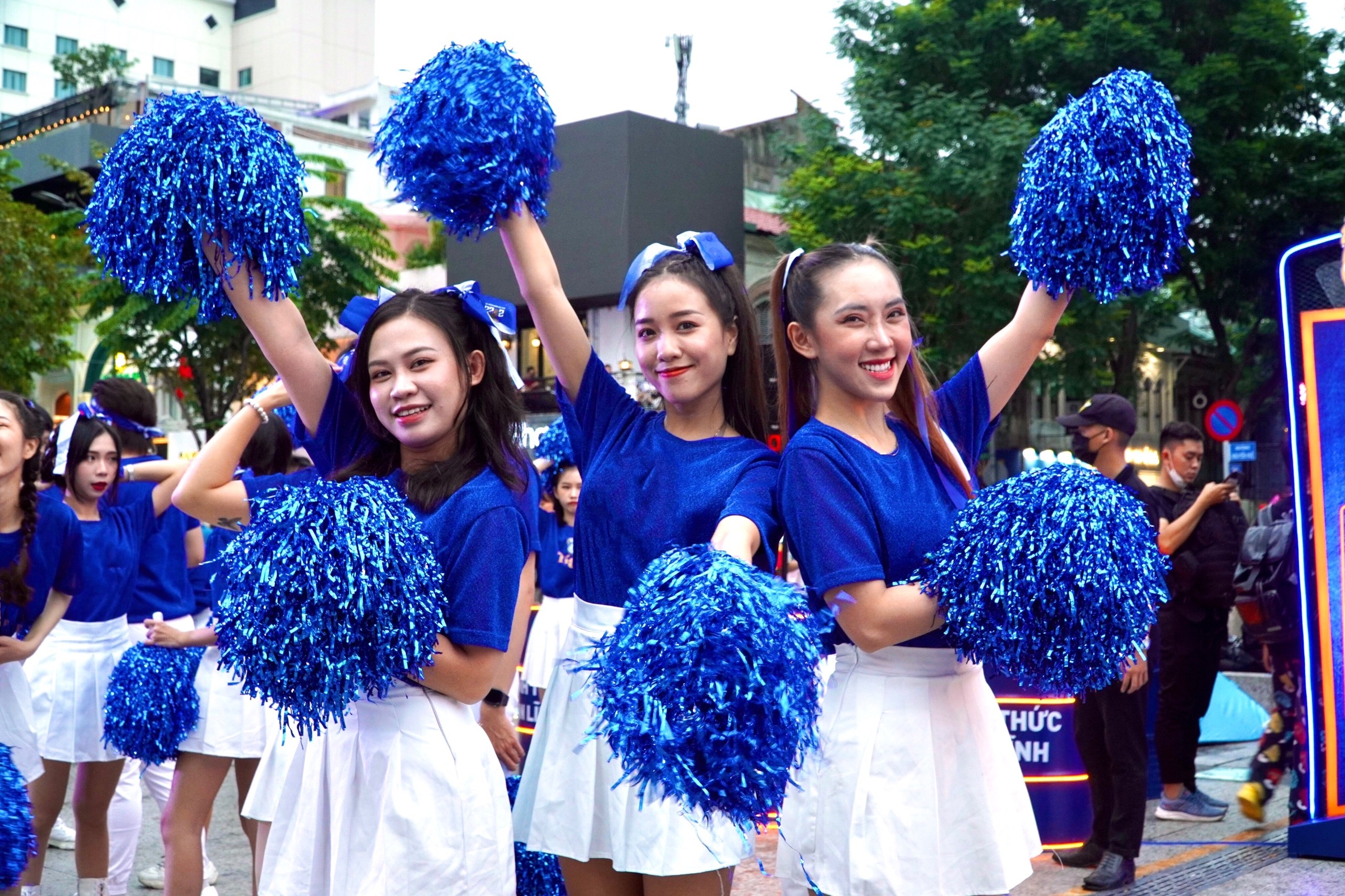 Nguoi ham mo ra pho di bo Nguyen Hue tu 14h cho co vu U23 Viet Nam hinh anh