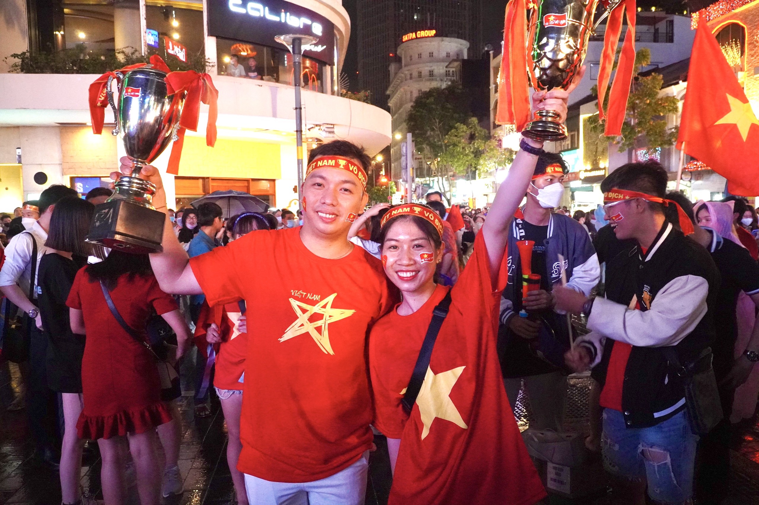 Nguoi dan TP.HCM doi mua, mang cup vang co vu U23 Viet Nam o pho di bo hinh anh