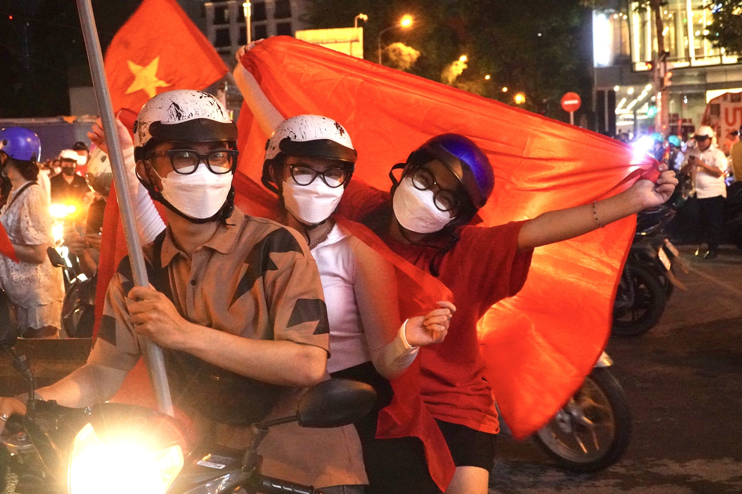 Nguoi ham mo U23 Viet Nam un un do ve trung tam TP.HCM giua khuya hinh anh