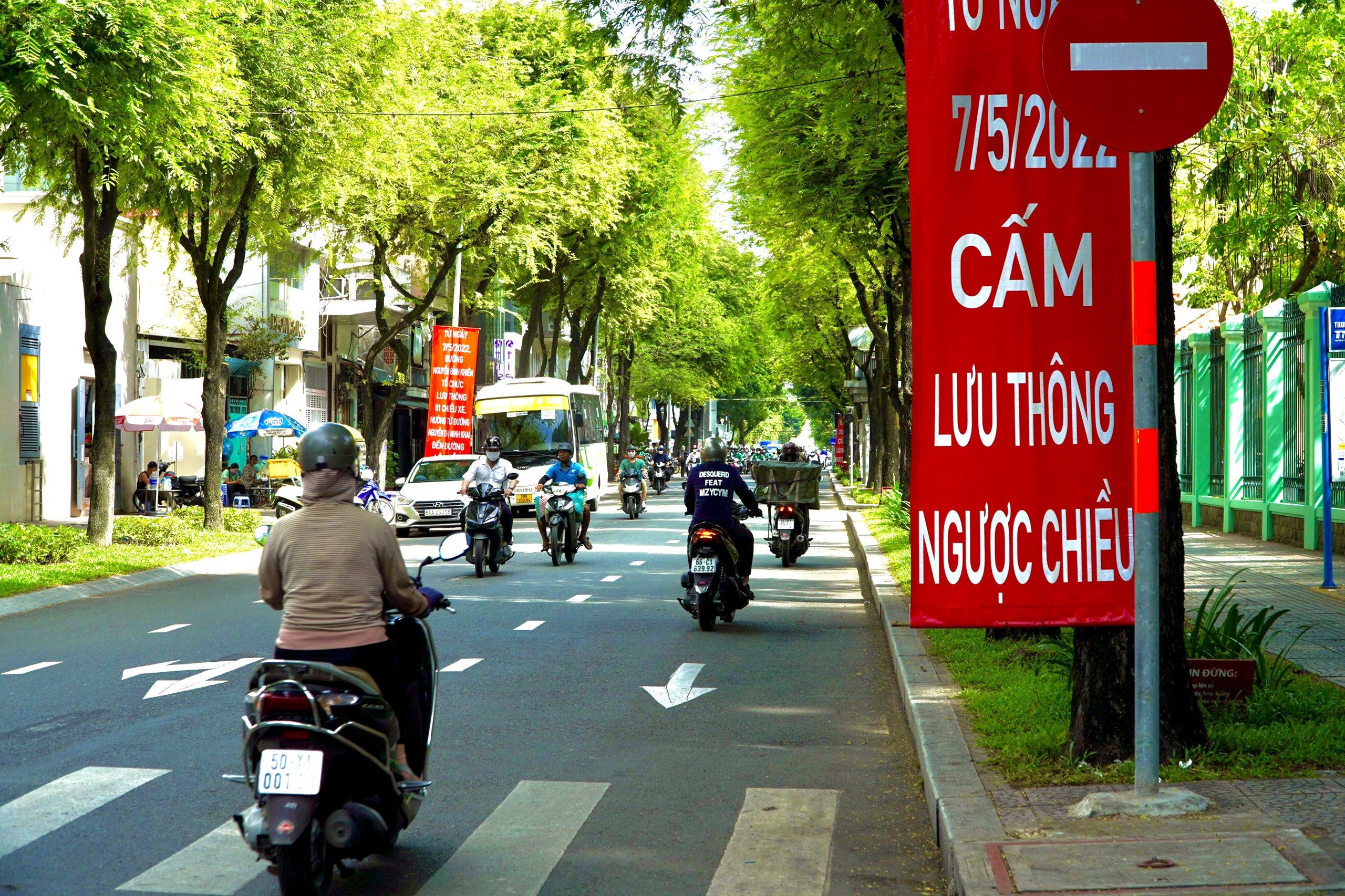 Nguoi dan di nguoc chieu tai khu vuc cau Thu Thiem 2 hinh anh