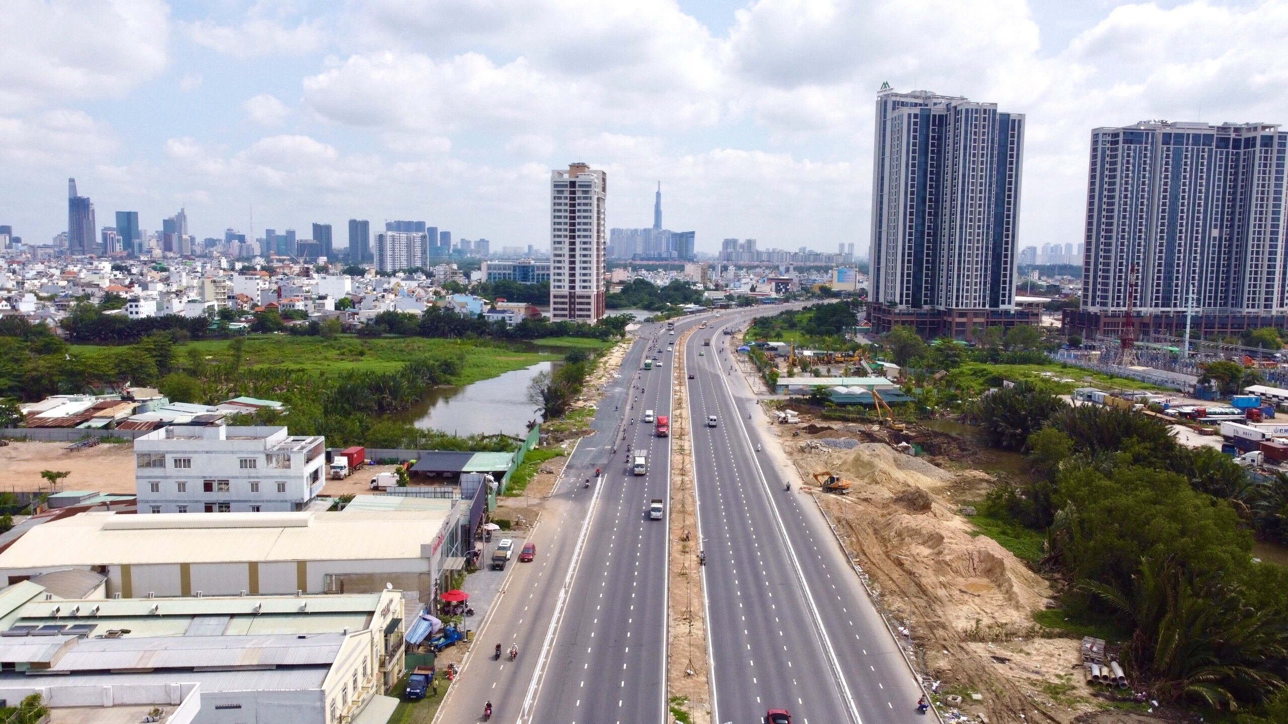 Dai lo Nguyen Van Linh duoc nang len 10 lan xe hinh anh