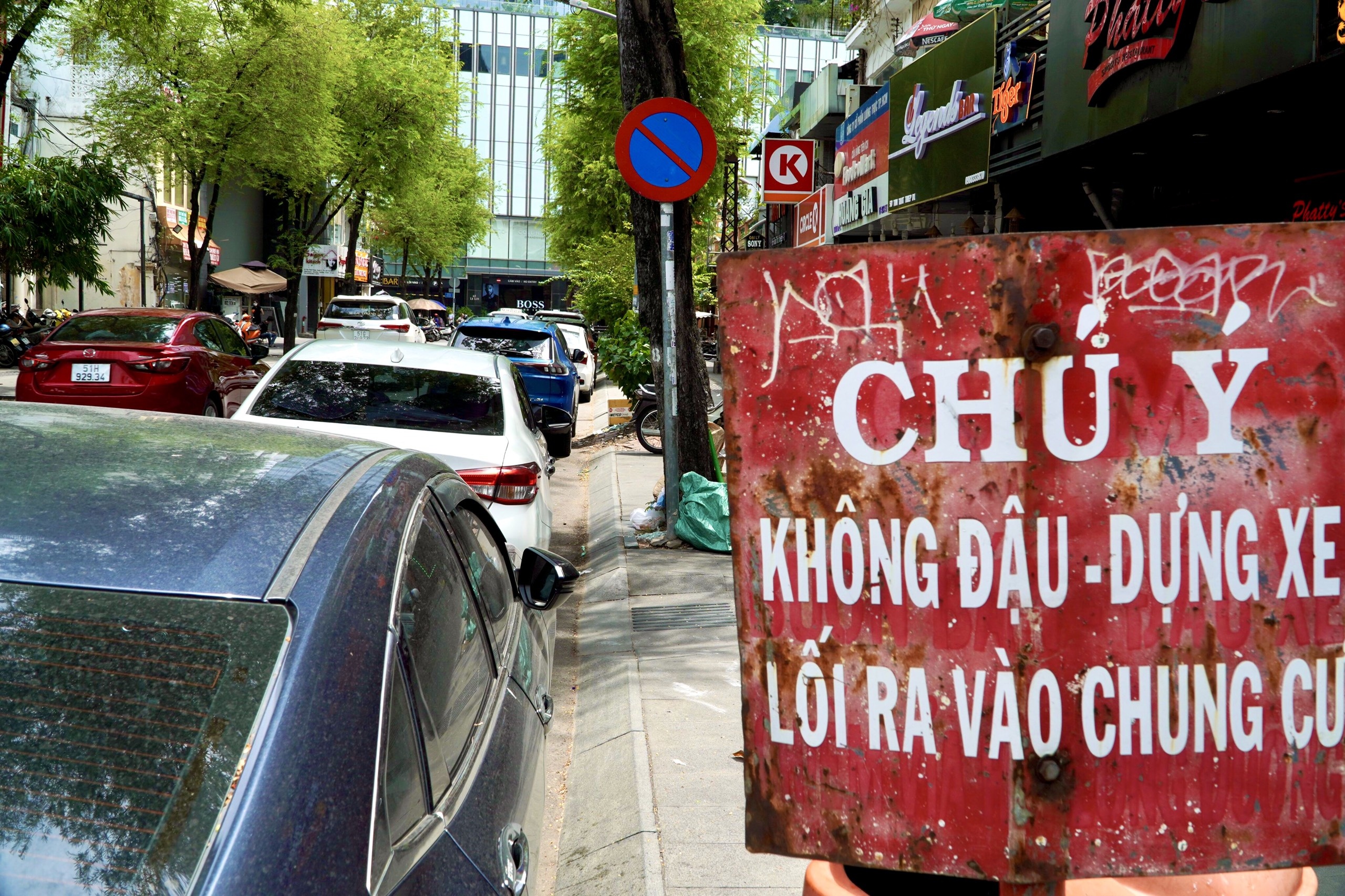 Phi do oto o trung tam TP.HCM cao, tai xe tim cach 'ne' hinh anh