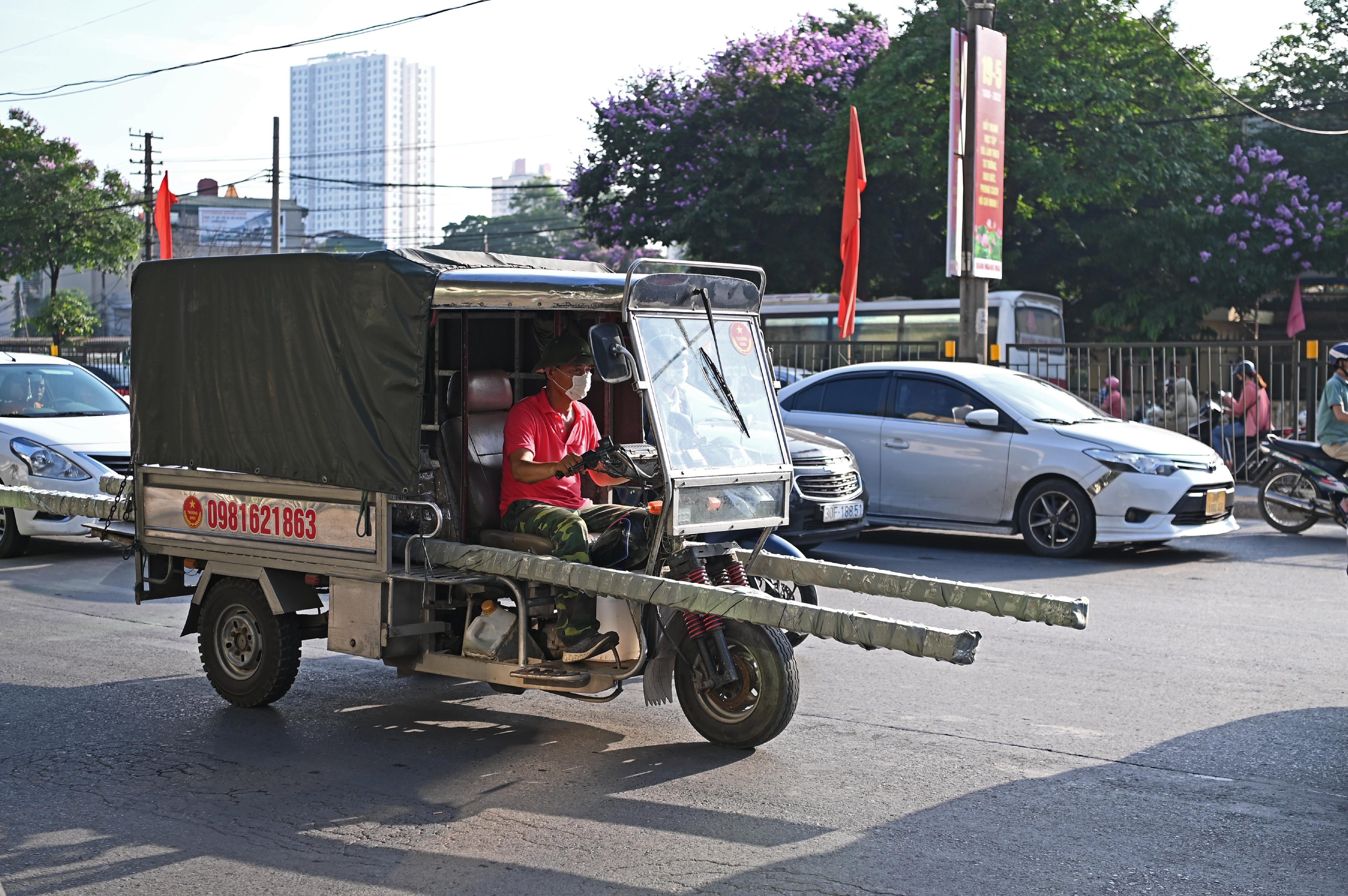 Nhieu xe ba gac 'long hanh' tren duong pho Ha Noi hinh anh
