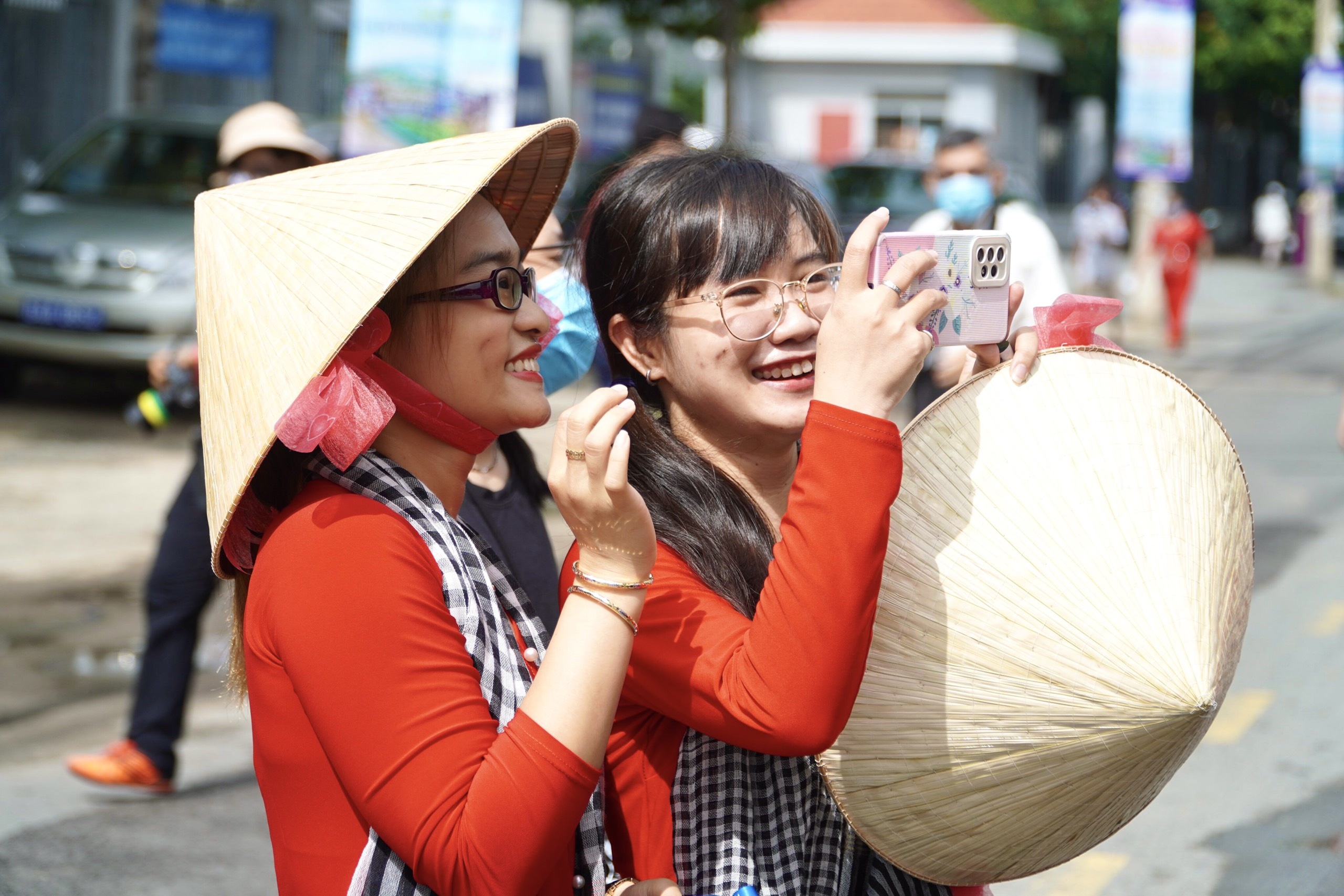 Nguoi dan TP.HCM hao hung di cho 'Tren ben duoi thuyen' hinh anh