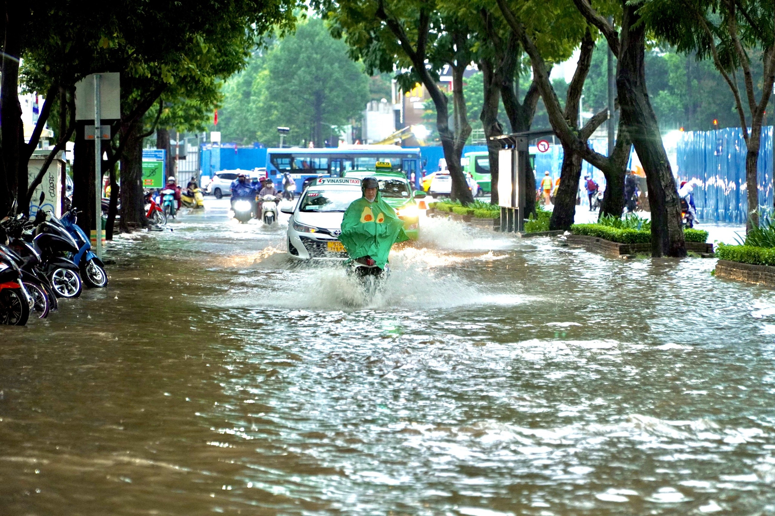 Lan dau tien nhieu tuyen duong trung tam TP.HCM ngap nang sau mua lon hinh anh
