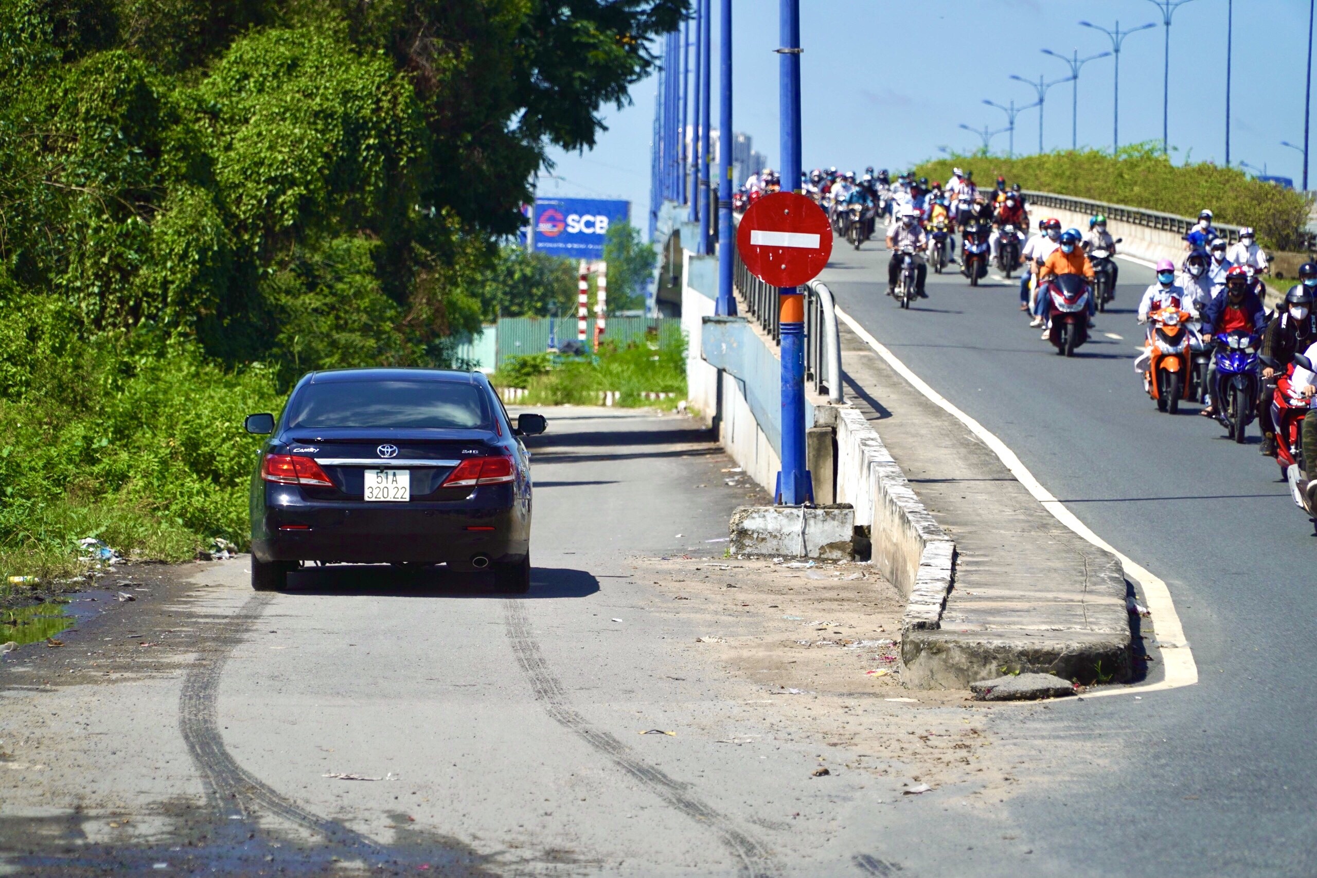 Oto di nguoc chieu duoi chan cau Rach Chiec de ne tram thu phi hinh anh